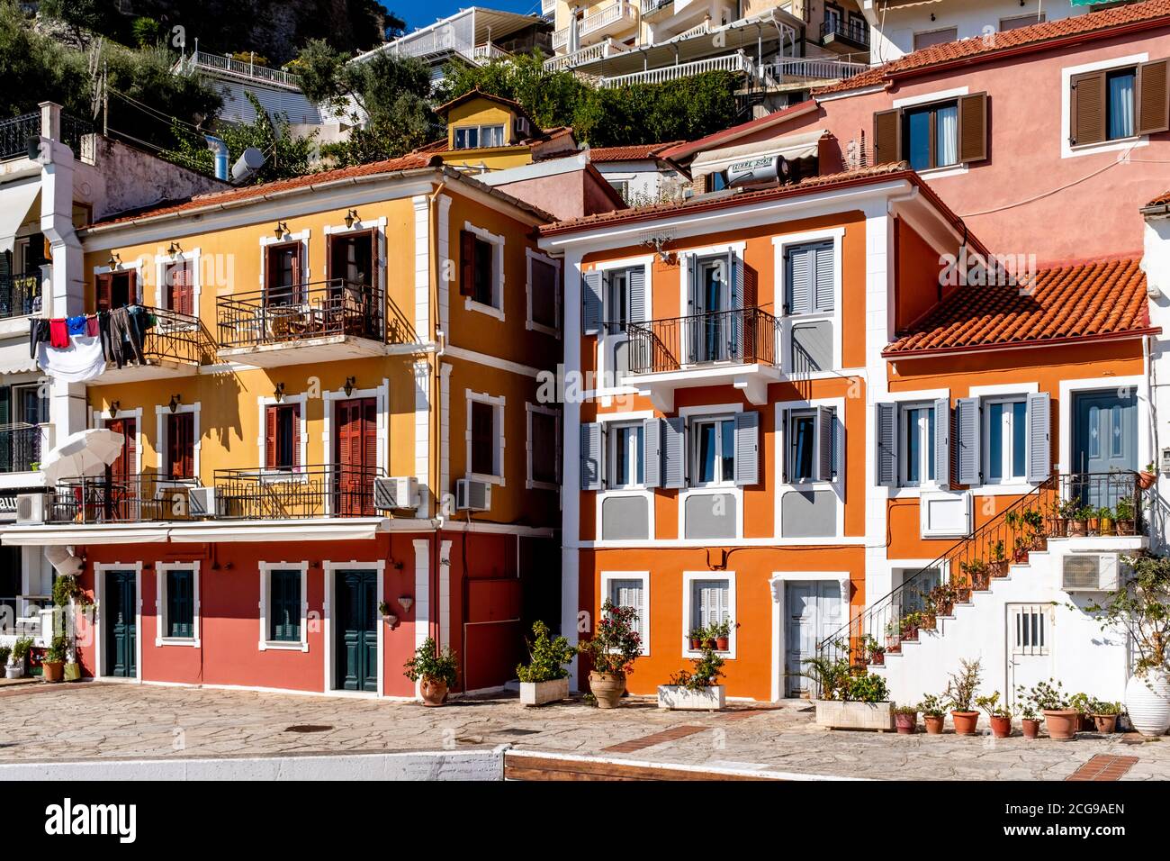 Casas coloridas en la ciudad de Parga, región de Preveza, Grecia. Foto de stock