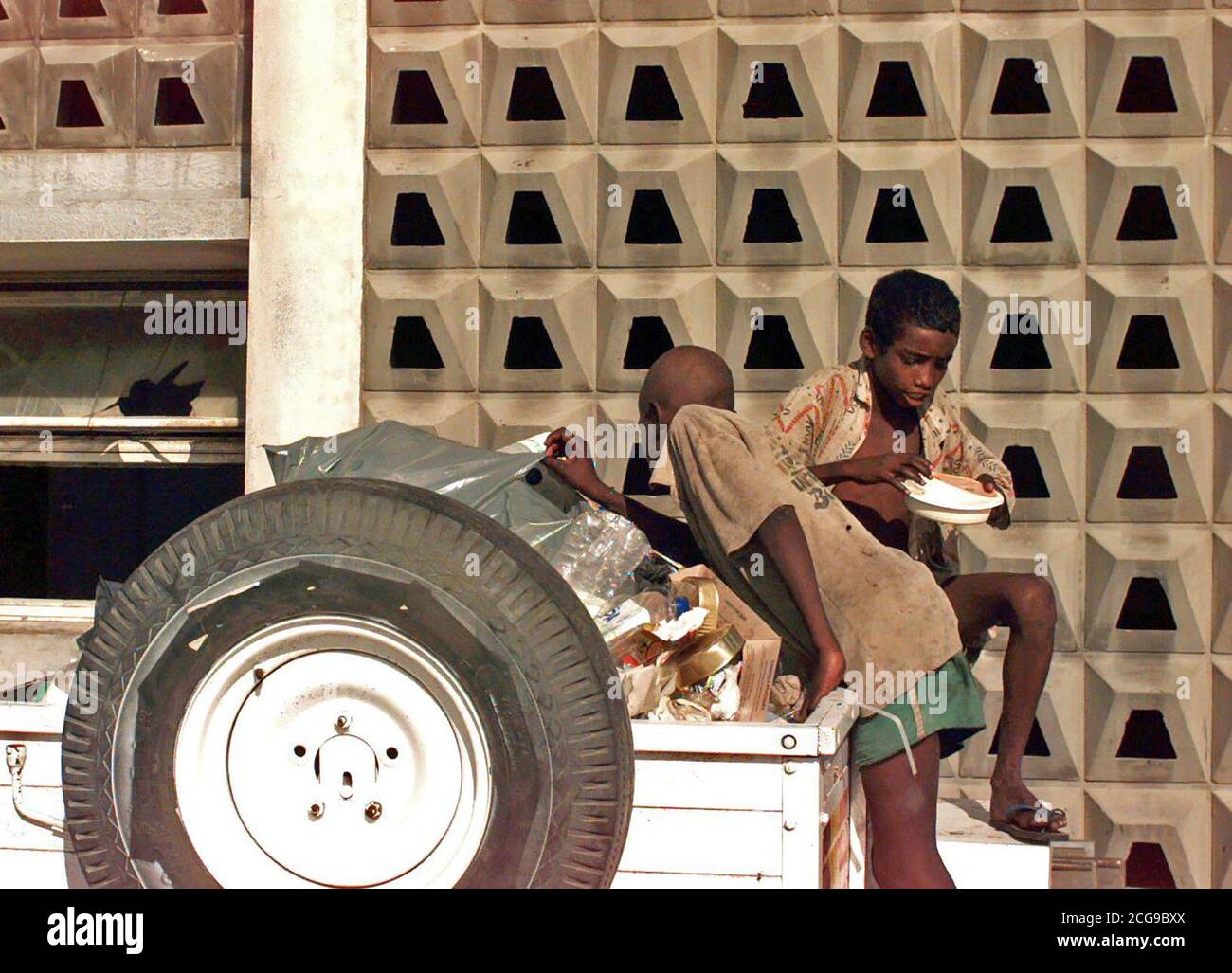 1992 - jóvenes somalíes buscar a través de la basura del ejército belga. Foto de stock