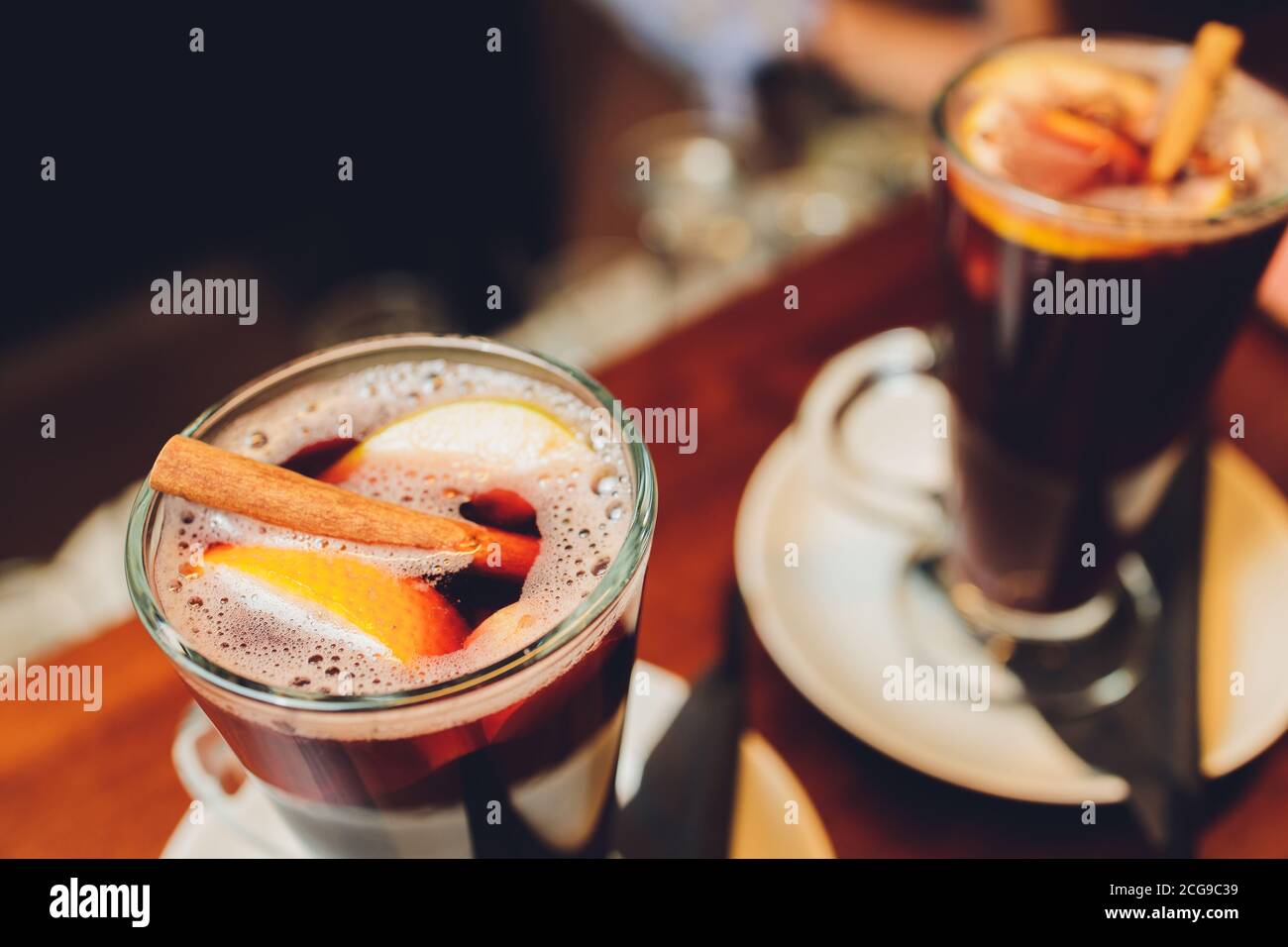 primer plano de vino caliente, centrado en la estrella de anís, mofdo poco profundo. Foto de stock