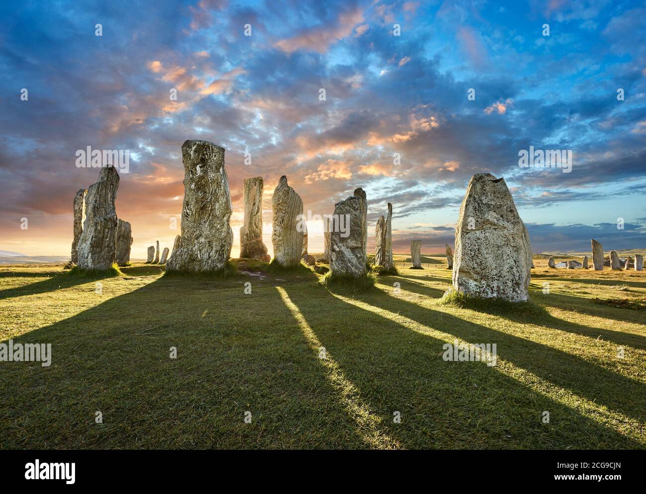 Calanais Stones de pie círculo central de piedra, al atardecer, erigido entre 2900-2600BC de 11 metros de ancho. En el centro del anillo hay un hu Foto de stock