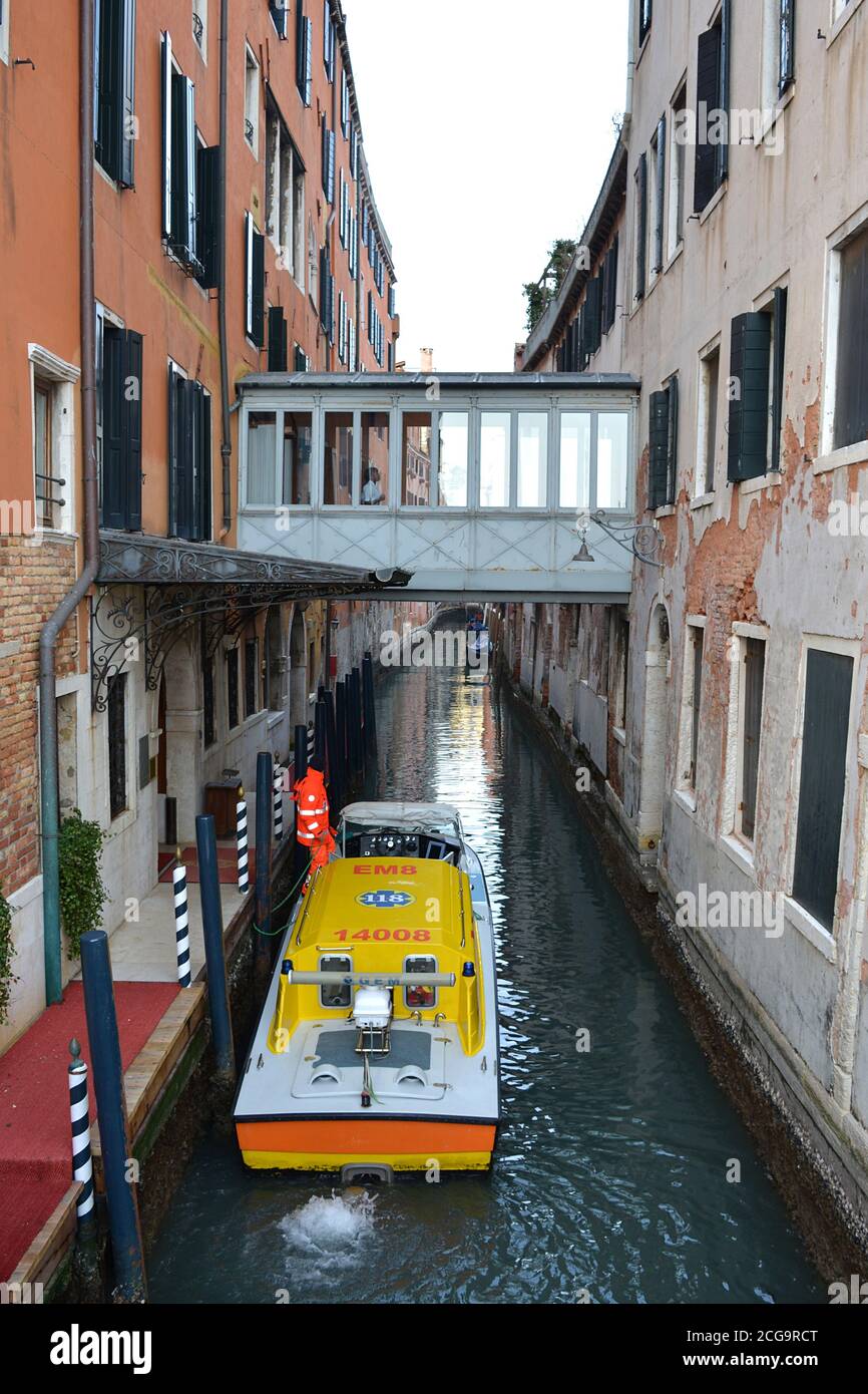 Venecia, Italia 02 12 2017: Inusual barco ambulante en el canal veneciano ayuda de emergencia Foto de stock