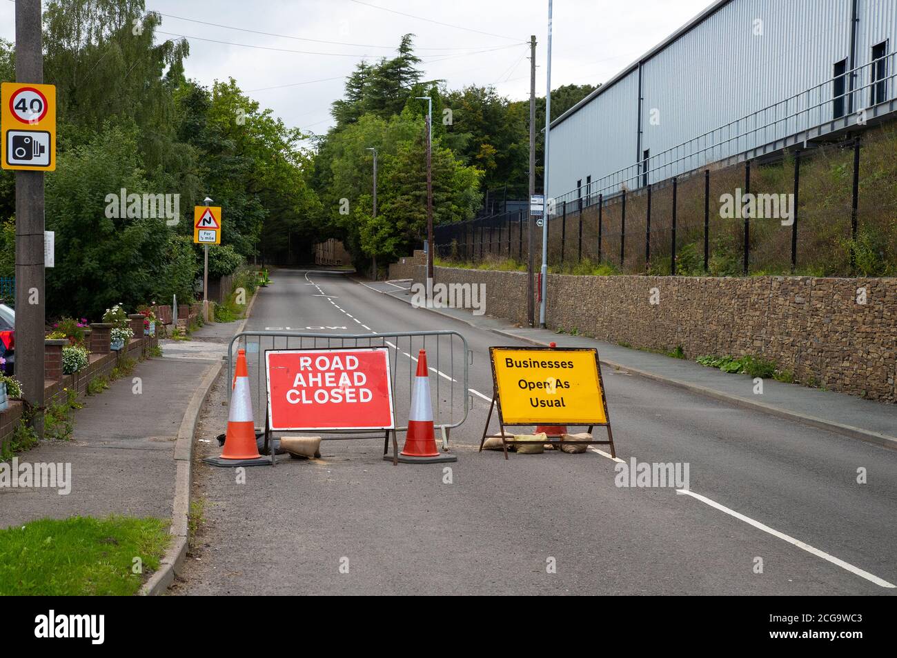Las señales de la carretera a Eland, West Yorkshire aconsejando que la calle que está delante está cerrada al tráfico, pero las empresas están abiertas como de costumbre Foto de stock