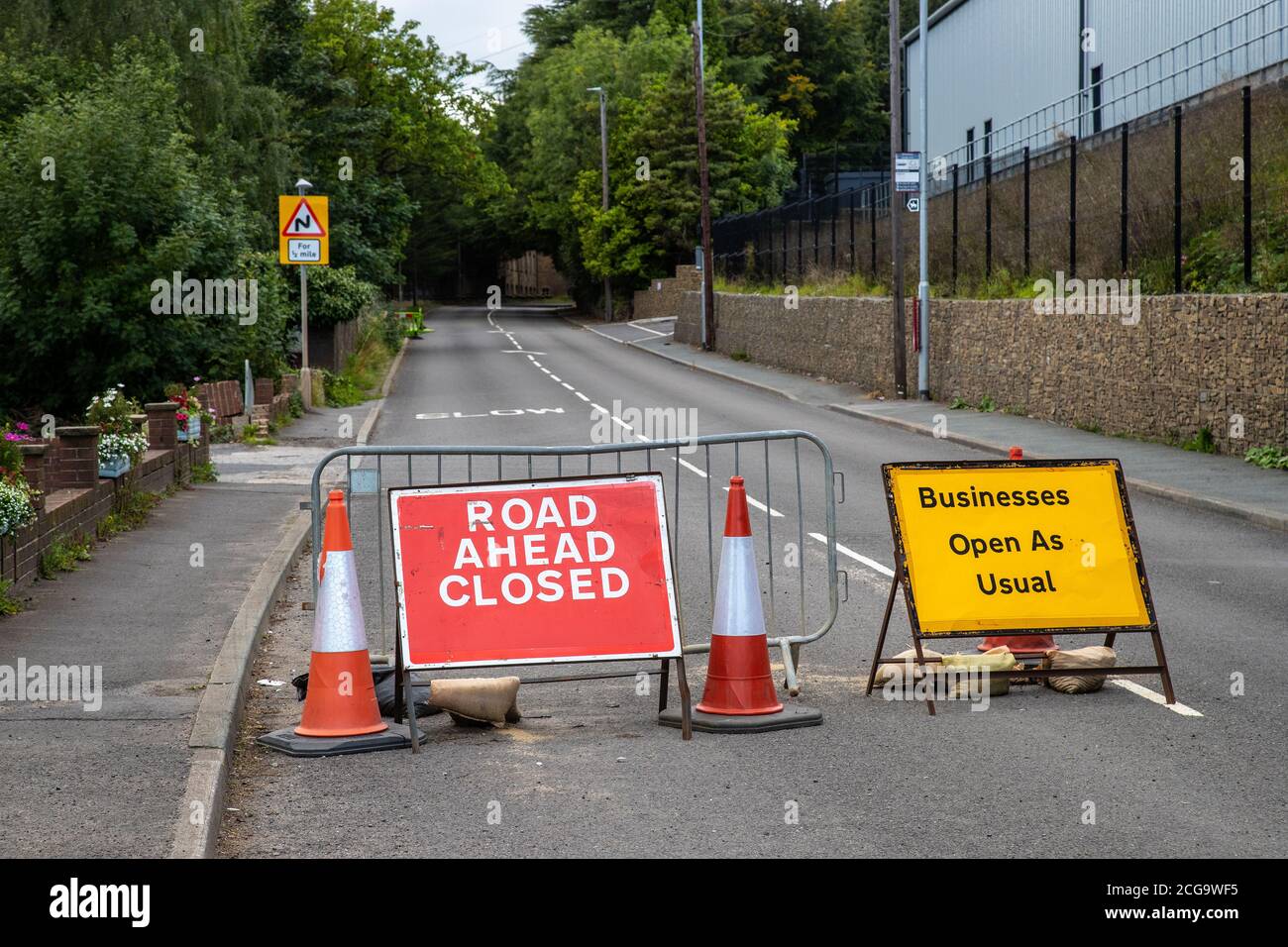 Las señales de la carretera a Eland, West Yorkshire aconsejando que la calle que está delante está cerrada al tráfico, pero las empresas están abiertas como de costumbre Foto de stock