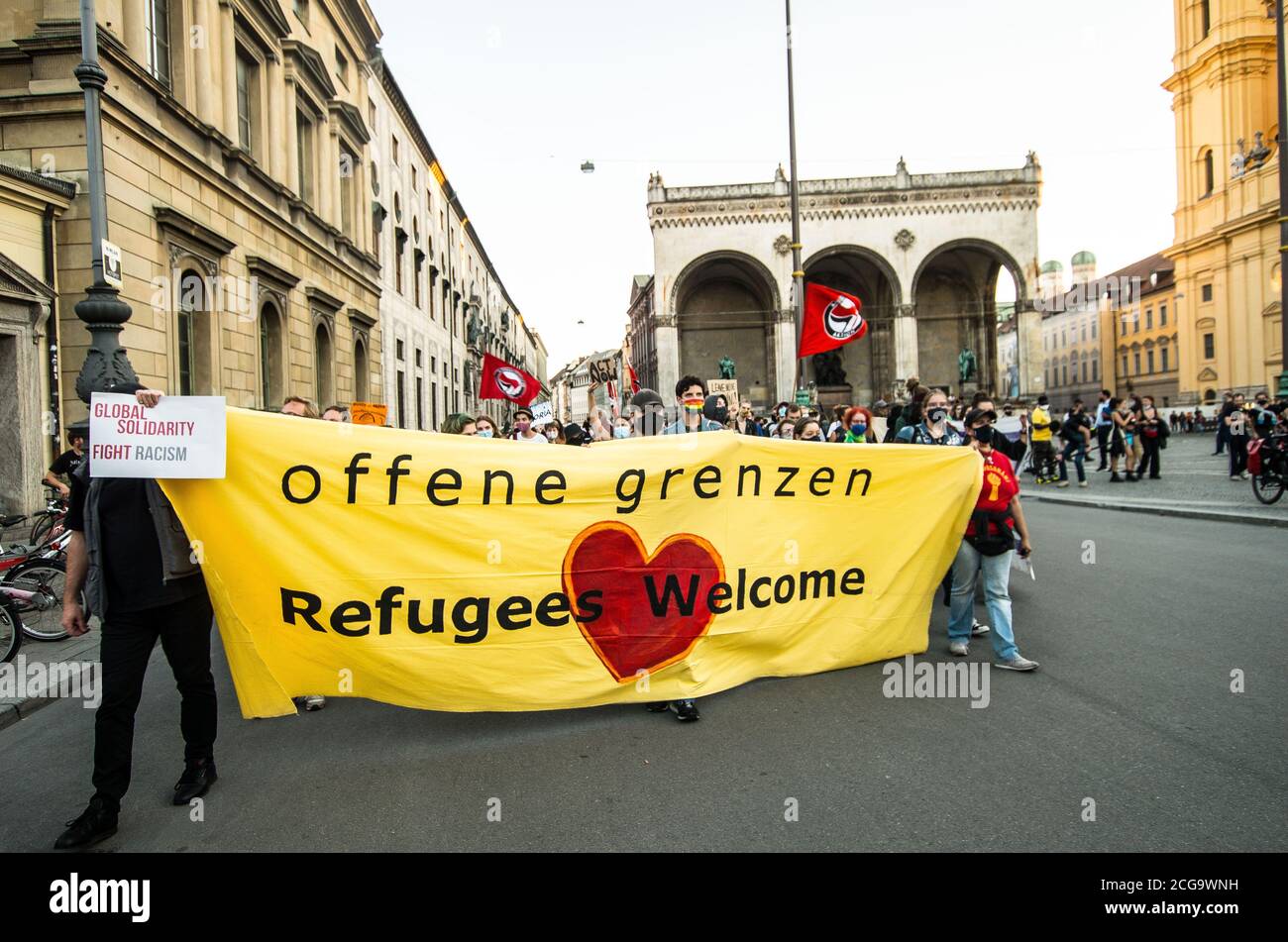 Munich, Baviera, Alemania. 9 de septiembre de 2020. Los manifestantes alemanes tienen una bandera de "fronteras abiertas.refugiados bienvenidos" delante del histórico Feldherrnhalle en Munich, Alemania. Aproximadamente 500 residentes de Munich, Alemania, se manifestaron para que los países miembros de la UE se llevaran finalmente a los migrantes y refugiados del campamento de refugiados de Moria que huyeron debido a un incendio que destruyó alrededor del 99% del mismo.después de un terrible incendio destruyó el 99% del campamento de migrantes y refugiados de Moria en Lesbos, Grecia, Se está haciendo un llamamiento a la Unión Europea y a sus estados miembros para que dejen de ignorar el desastre humanitario que está teniendo lugar Foto de stock