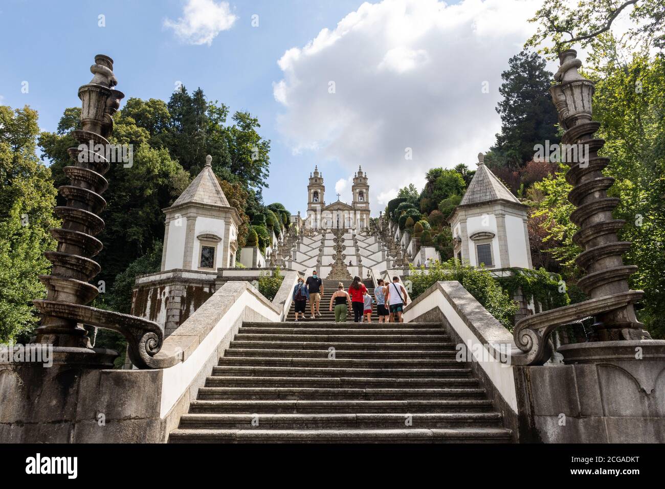 Hermosa vista a la antigua escalera histórica de la iglesia Bom Jesus do  Monte, Braga, Portugal Fotografía de stock - Alamy
