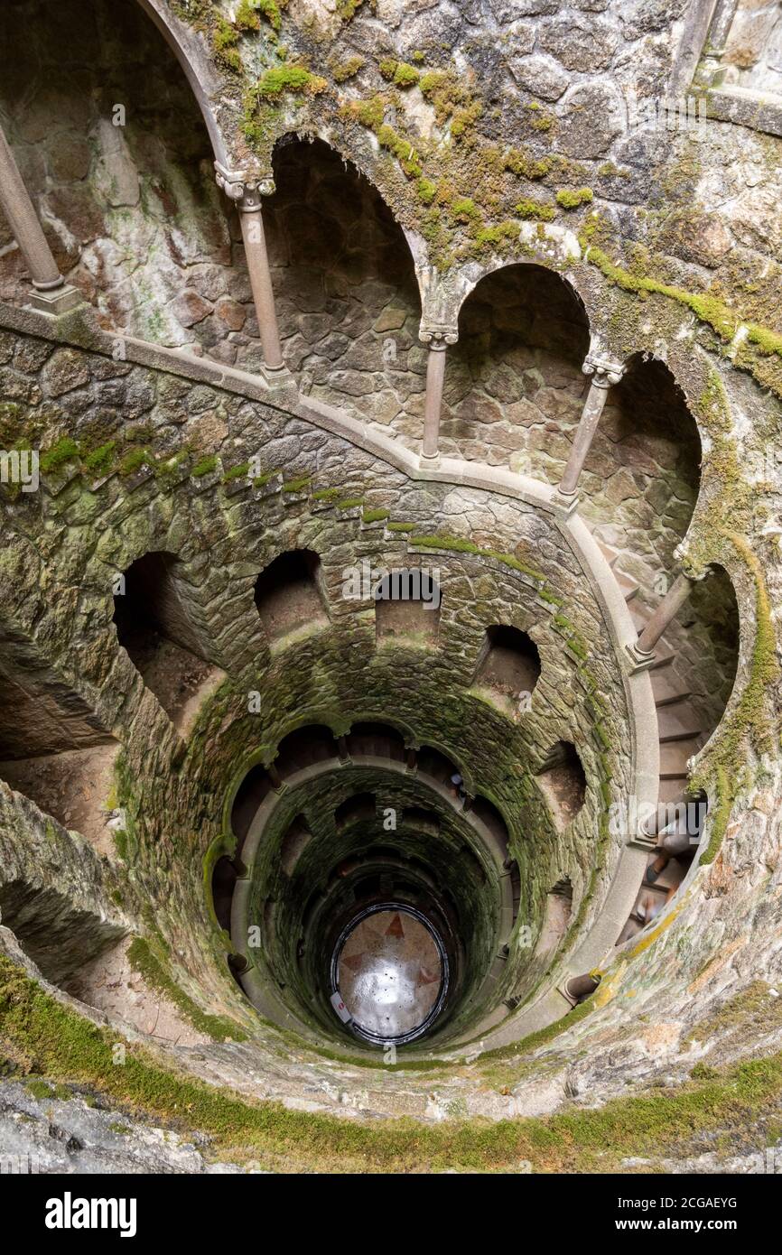 Hermosa vista a la antigua torre invertida histórica en Quinta da