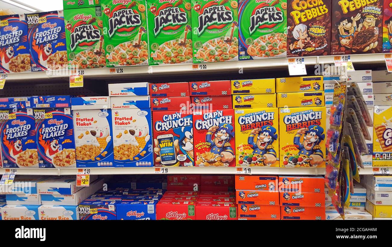 Muchas variedades de cereales de desayuno en una estantería de supermercado americano, Estados Unidos Foto de stock