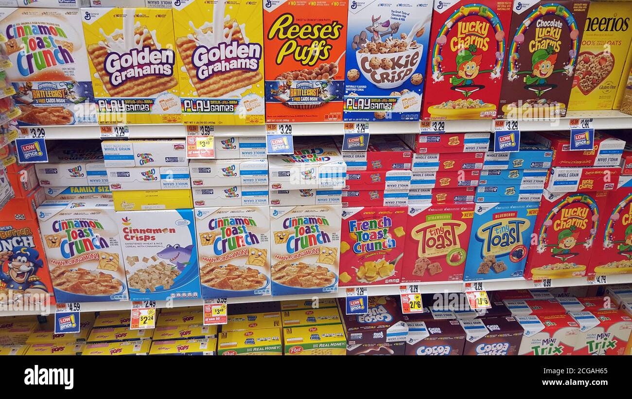 Muchas variedades de cereales de desayuno en una estantería de supermercado americano, Estados Unidos Foto de stock