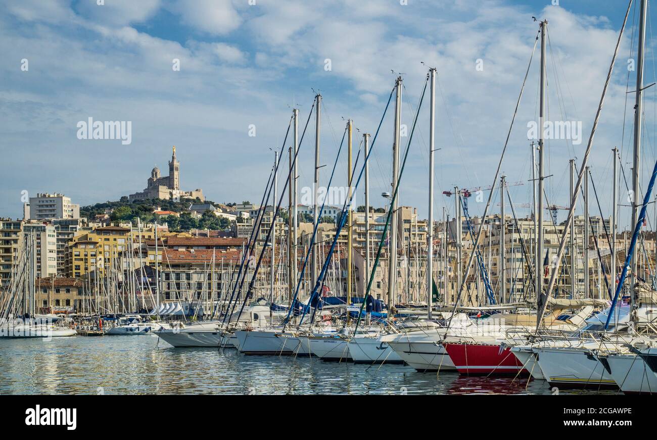 Vieux Port, el antiguo puerto de Marsella, departamento de Bouches-du-Rhône, sur de Francia Foto de stock