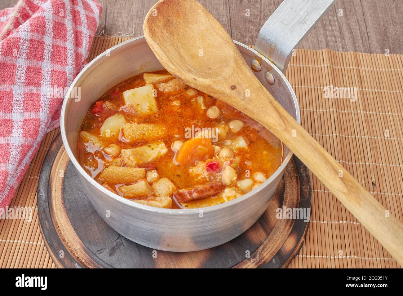 Plato de la cocina típica de Madrid, España. Mondongo a la espanola o cayos  a la espanola. Elaborado con tripas, carne, chorizo, garbanzos y patatas  Fotografía de stock - Alamy