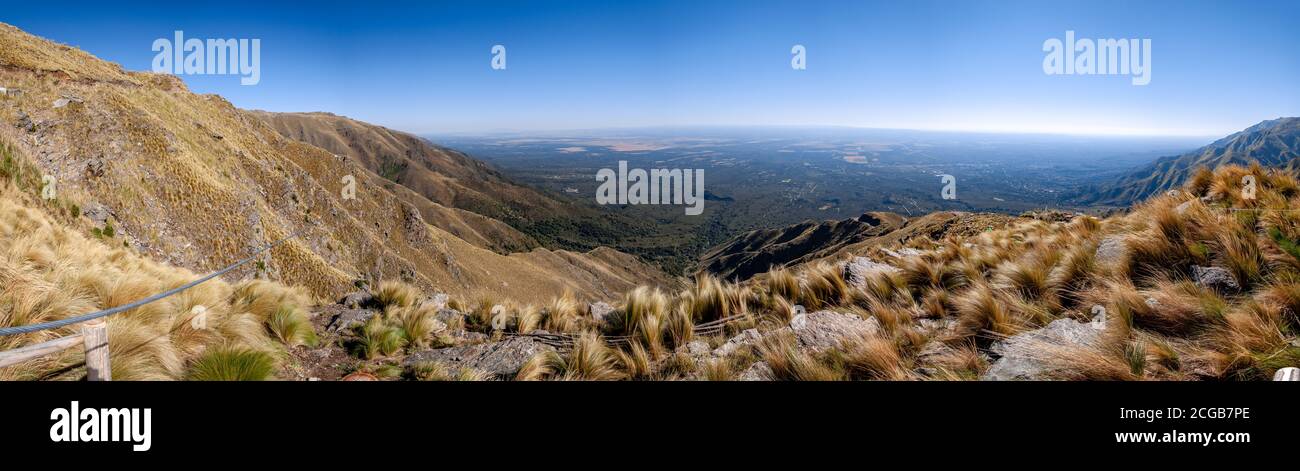 Panorama desde la cima del mirador del sol en Merlo, San Luis, Argentina, una montaña de estepa para practicar parapente Foto de stock