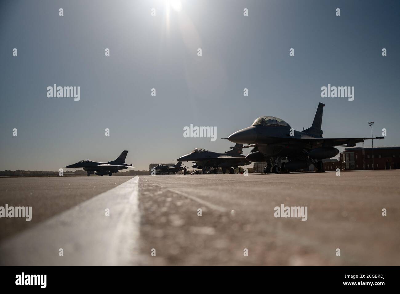 Un 114o Fighter Wing F-16 taxis antes del lanzamiento para una sortie de entrenamiento. La Guardia Nacional Aérea de Dakota del Sur sigue haciendo su misión de apoyar a Dakota del Sur y la nación. (EE.UU Foto de la Guardia Nacional Aérea de Tech. SGT. Duane Duimstra) Foto de stock