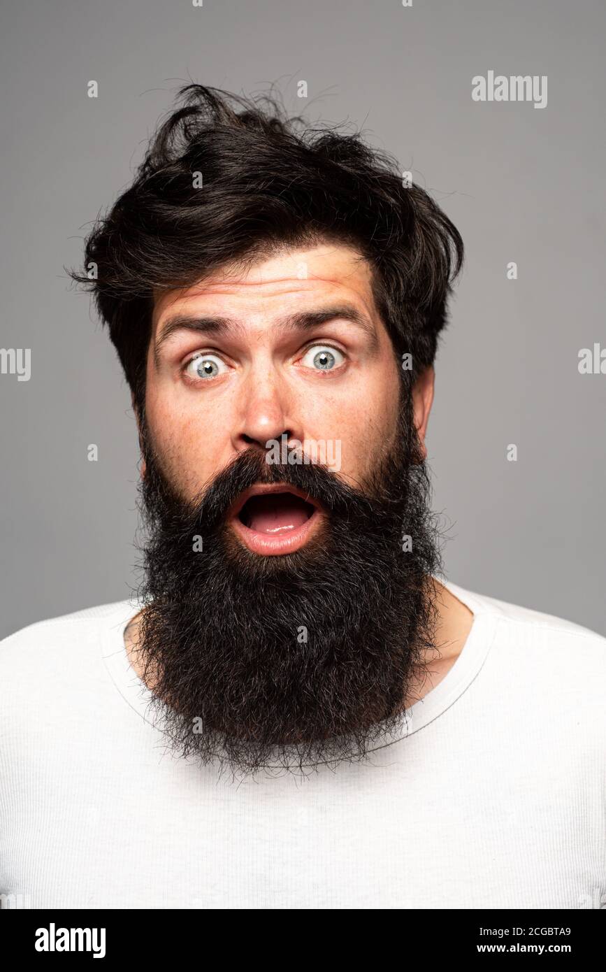 Hombre Con Disfraz Gracioso Mirando Algo Con Expresión De Sorpresa En Su  Cara Foto de archivo - Imagen de barba, estudio: 269379154