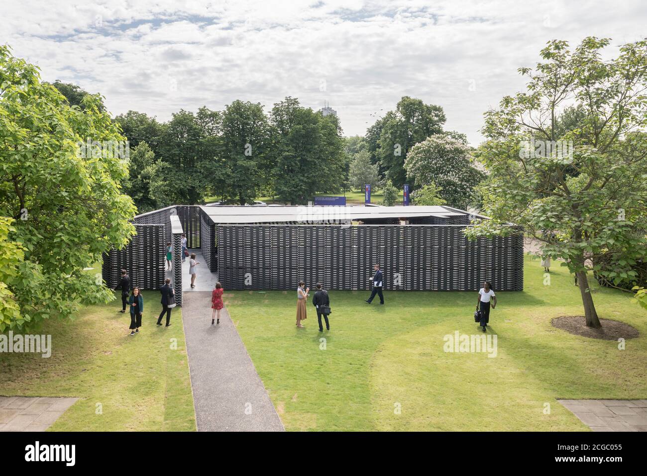 Serpentine Pavilion 2018 del arquitecto mexicano Frida Escobedo, instalado frente a la Serpentine Gallery, Kensington Gardens, Londres, Reino Unido. Foto de stock
