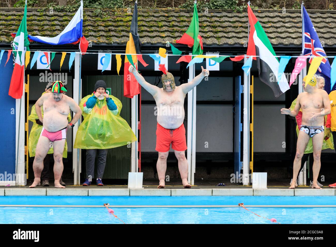 Competidores en el Campeonato de Natación de agua Fría del Reino Unido, Tooting Bec Lido, Londres, Inglaterra, Reino Unido Foto de stock