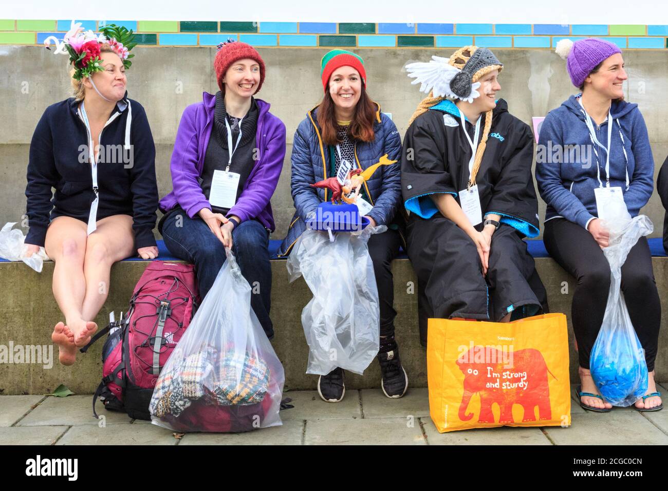 Competidores en el Campeonato de Natación de agua Fría del Reino Unido, Tooting Bec Lido, Londres, Inglaterra, Reino Unido Foto de stock