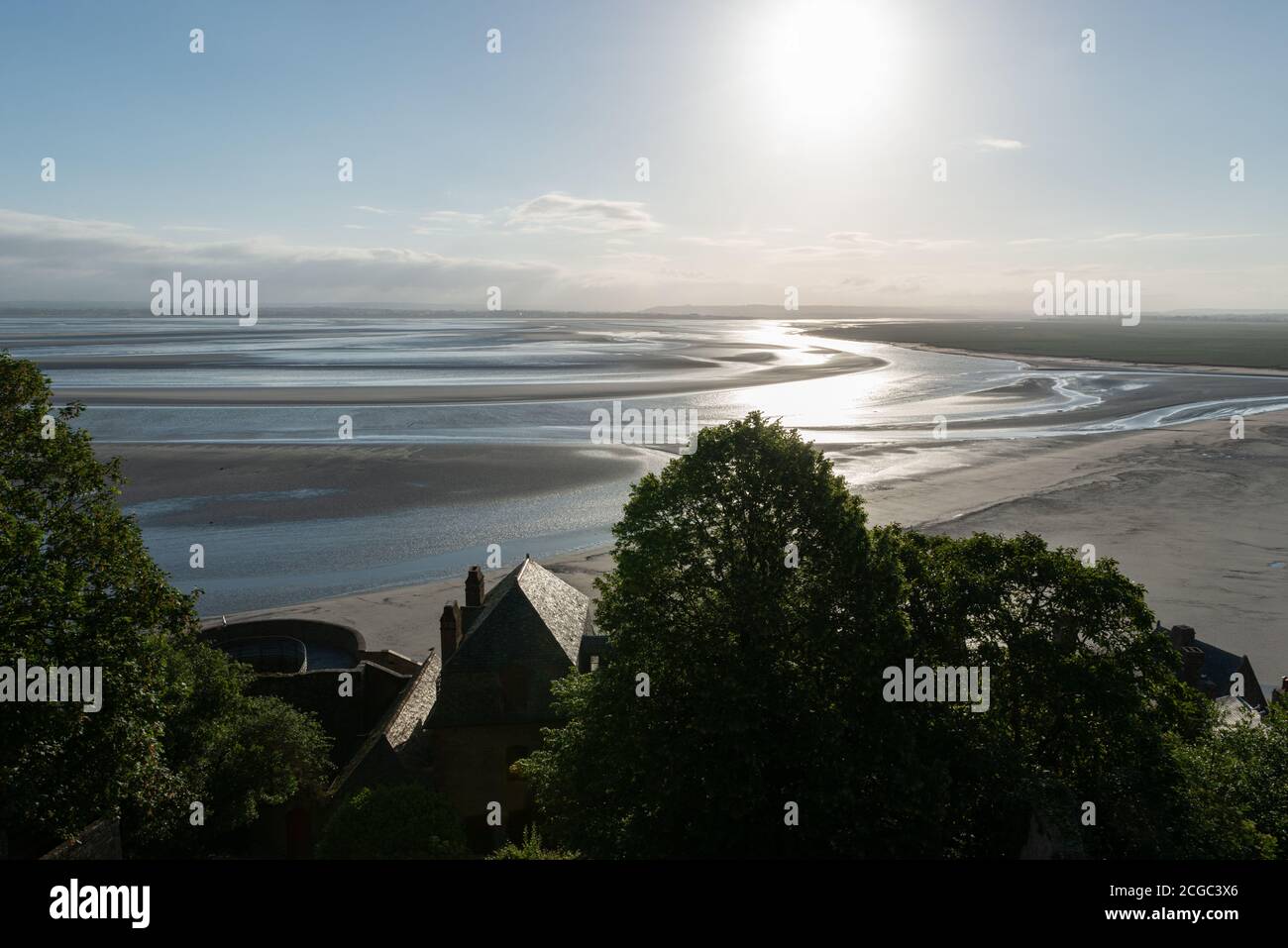 A primera hora de la mañana desde el Monte Saint Michel con marea baja y el canal del río Couesnon, Mont Saint Michel, Bretaña, Francia Foto de stock