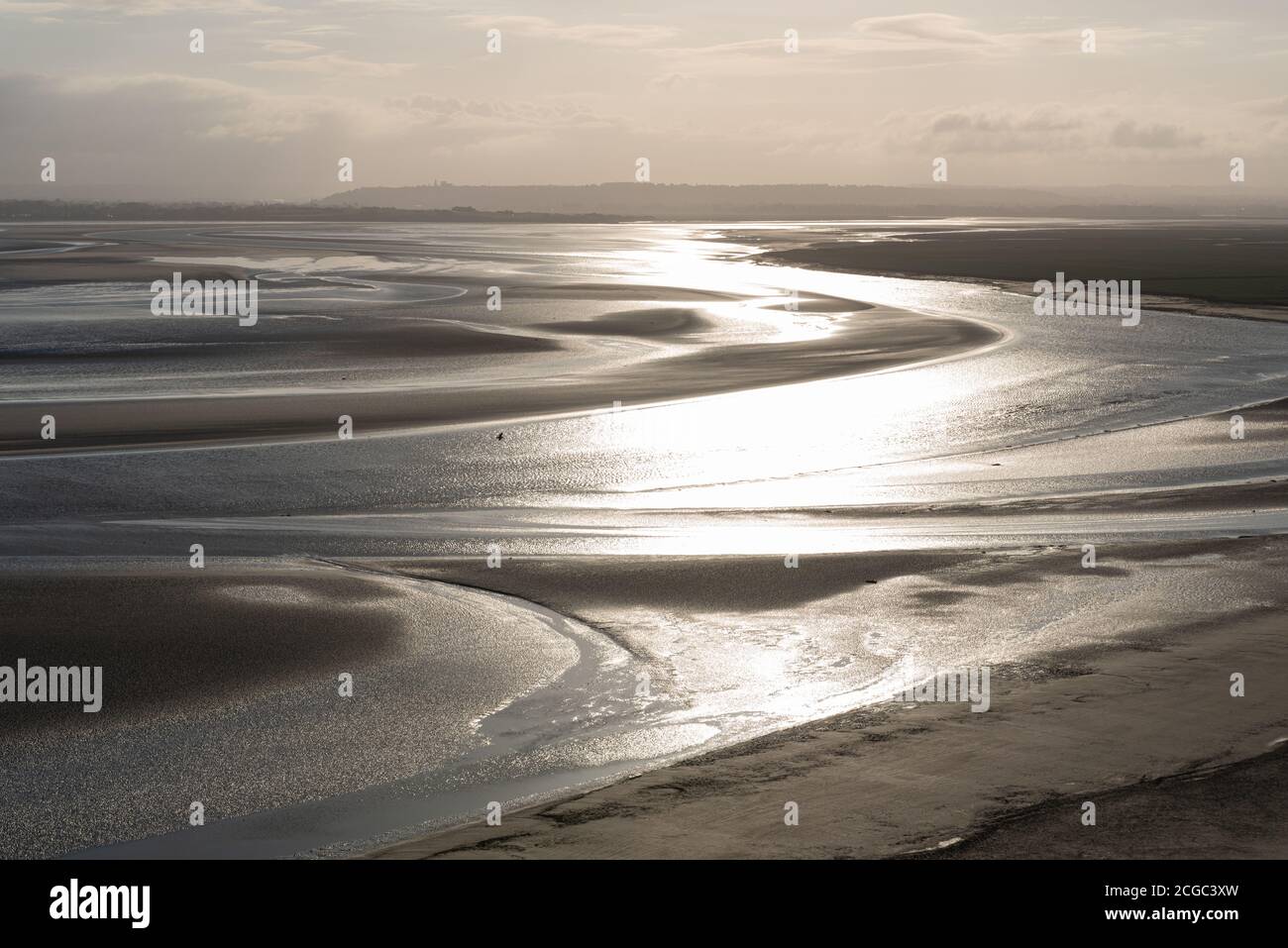 A primera hora de la mañana desde el Monte Saint Michel con marea baja y el canal del río Couesnon, Mont Saint Michel, Bretaña, Francia Foto de stock