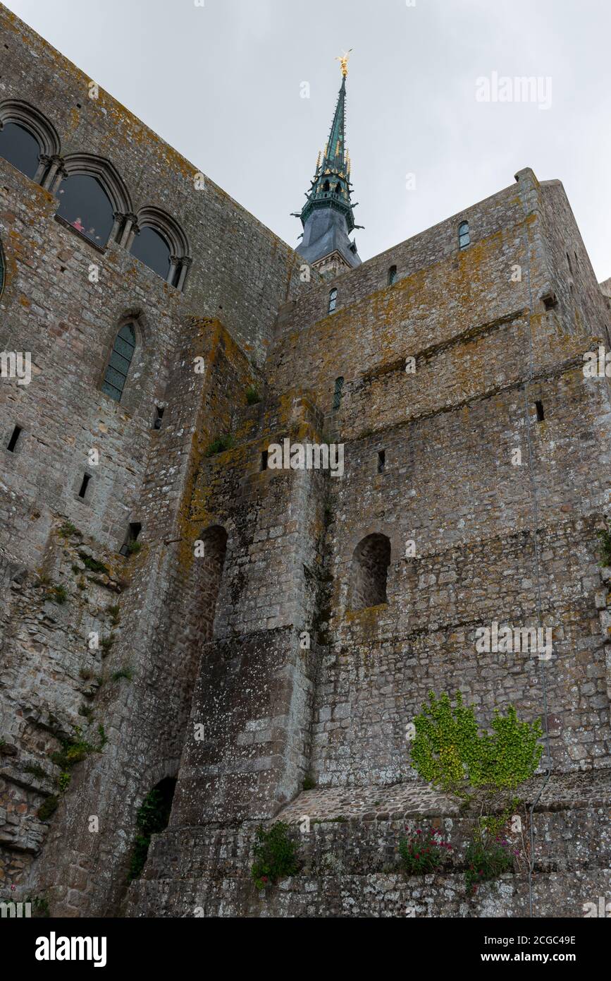 La iglesia románica del Mont Saint Michel diseñado por Guillermo de Volpiano que se eleva sobre la isla de marea, Bretaña, Francia Foto de stock