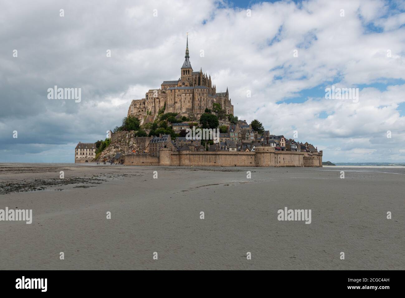 Mont Saint Michel isla y la abadía en la marea baja, Britanny, Francia Foto de stock