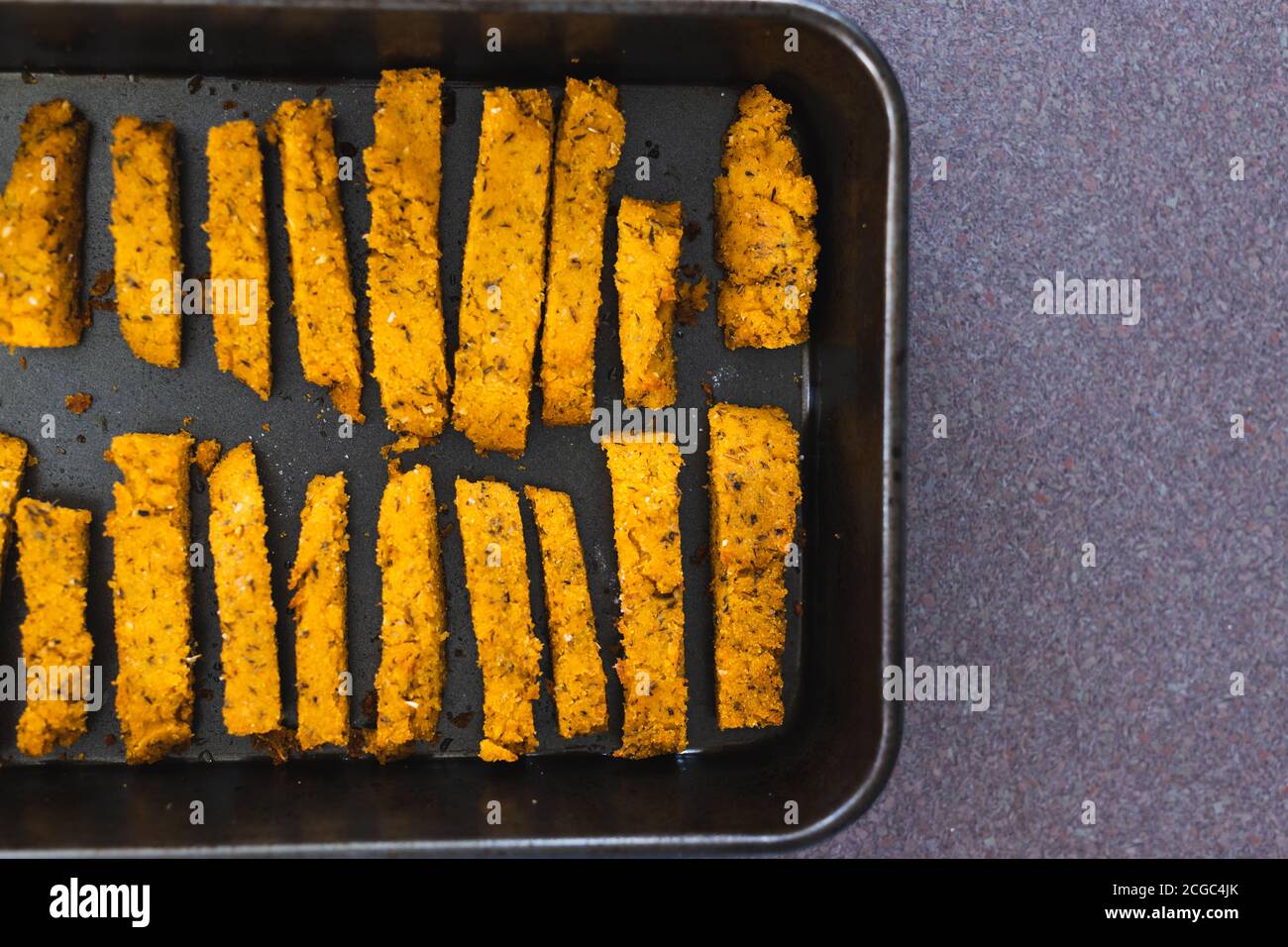 concepto de recetas saludables de alimentos a base de plantas, patatas  fritas de polenta veganas sin lácteos en la bandeja del horno Fotografía de  stock - Alamy