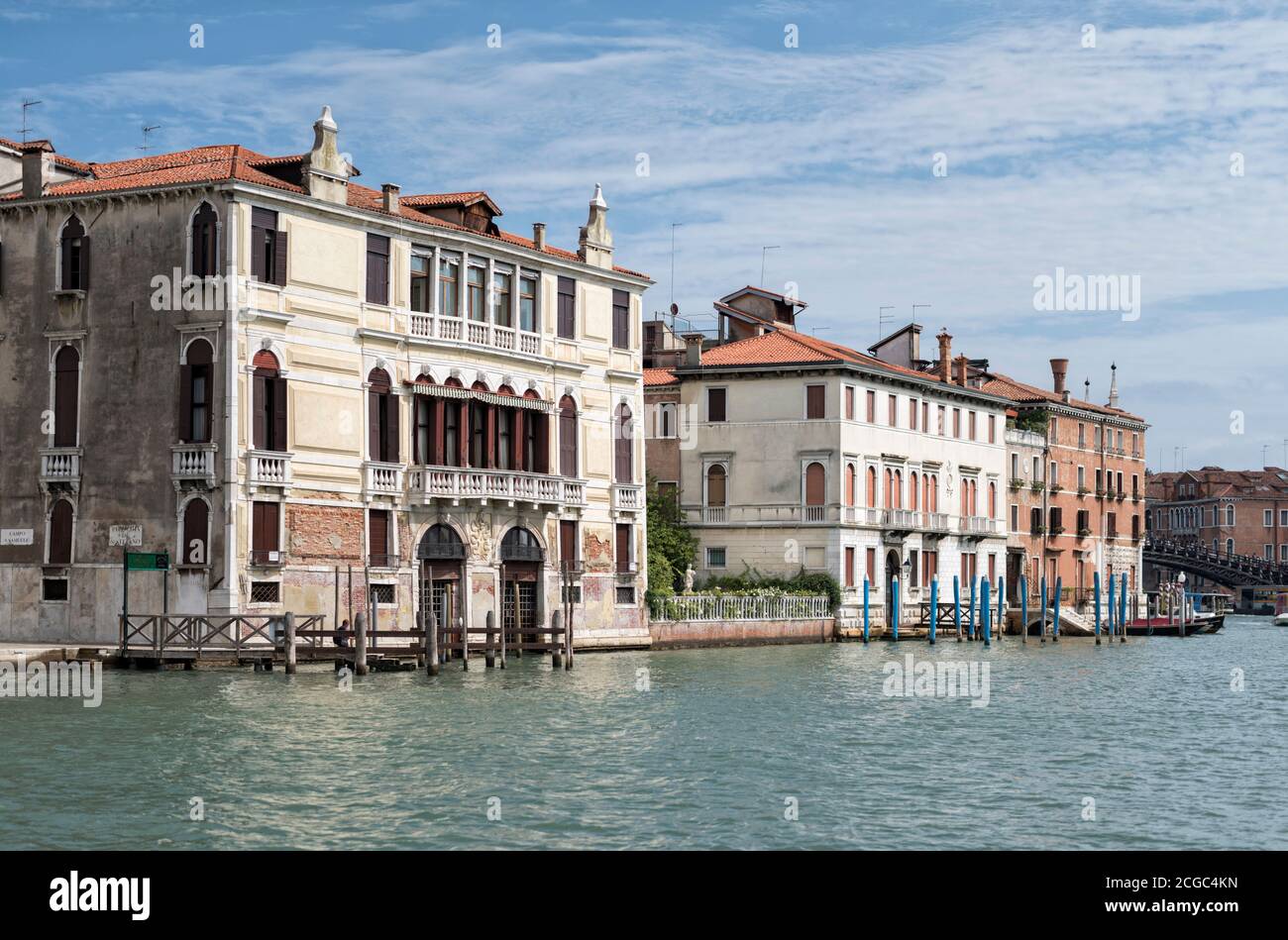 Las residencias vernáculas locales de Venecia a lo largo de un canal, Italia. Foto de stock