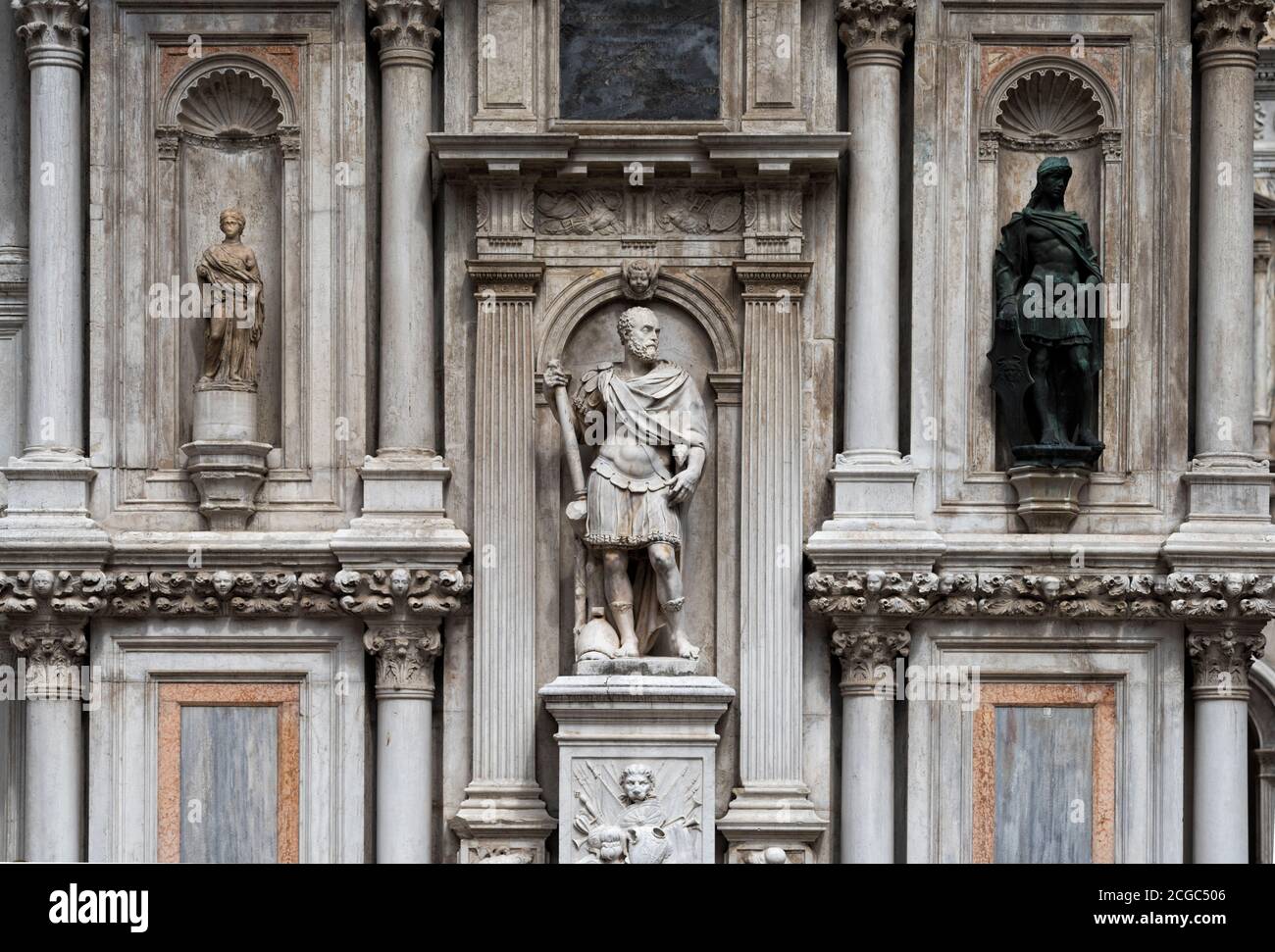 Los detalles arquitectónicos góticos y las estatuas clásicas de la fachada del Palacio Ducal en Venecia, Veneto, Italia. Foto de stock