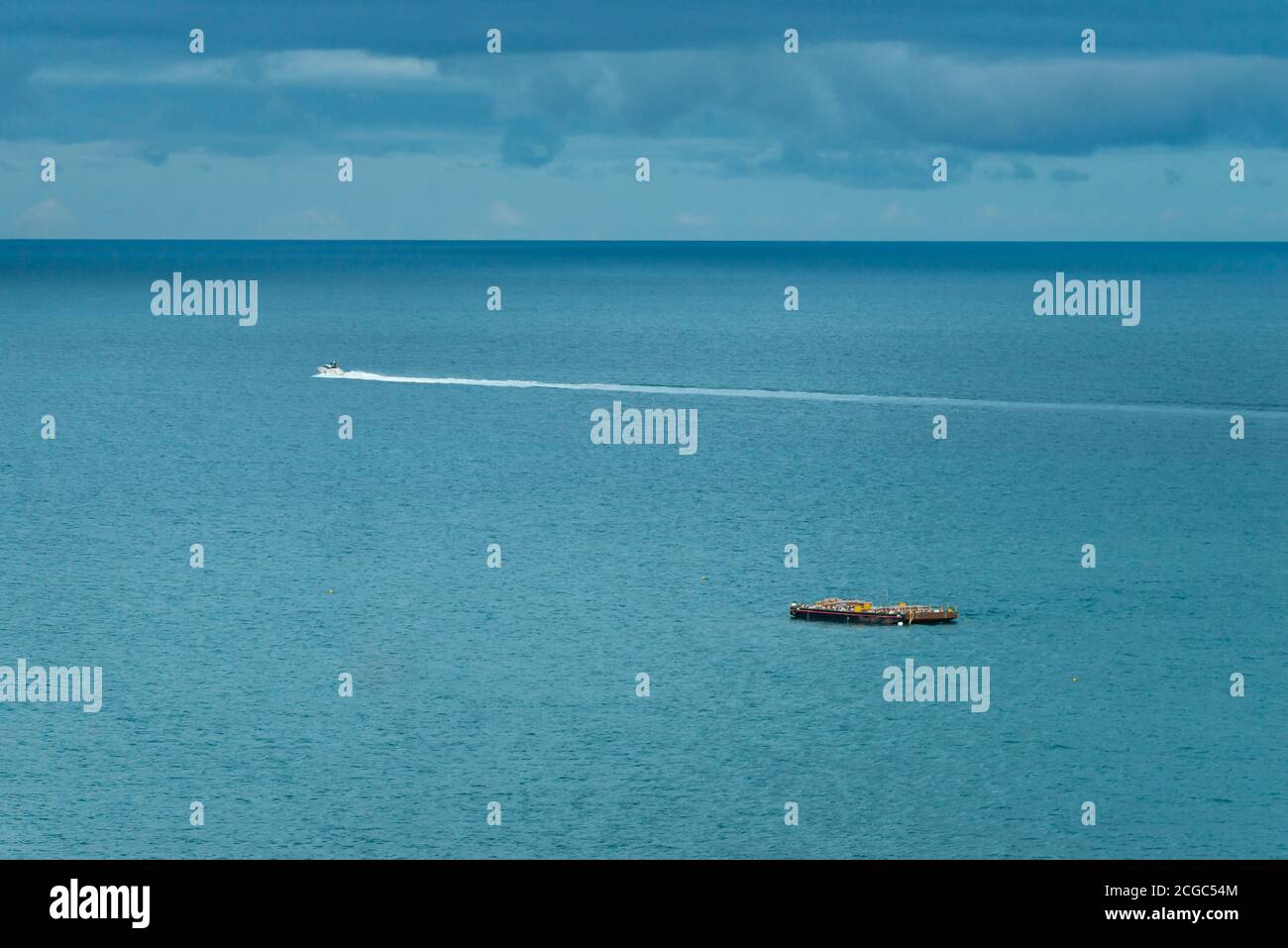 Océano Atlántico en Recife en Brasil con plataforma de pesca y. lancha motora Foto de stock