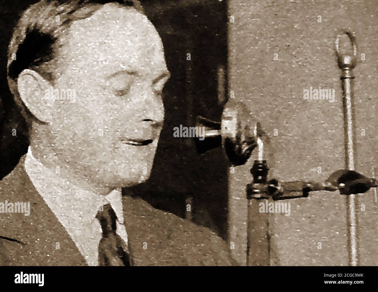 1922 - un retrato impreso de Arthur Richard Burrows - 1882 a 1947. Se le conoció como el tío Arthur actuando en la radio y fue uno de los primeros empleados de la BBC (British Broadcasting Company) convirtiéndose en su primer Director de programas. Anteriormente trabajó como periodista en el periódico Oxford Times. Tanto él como su editor eran amigos y fotógrafos entusiastas. Siempre interesado en la radio y la tecnología inalámbrica, antes de unirse a la BBC estuvo a cargo de las transmisiones experimentales originales de Marconi House. El 14 de noviembre de 1922, leyó el primer boletín de noticias radiofónicas de la BBC Foto de stock