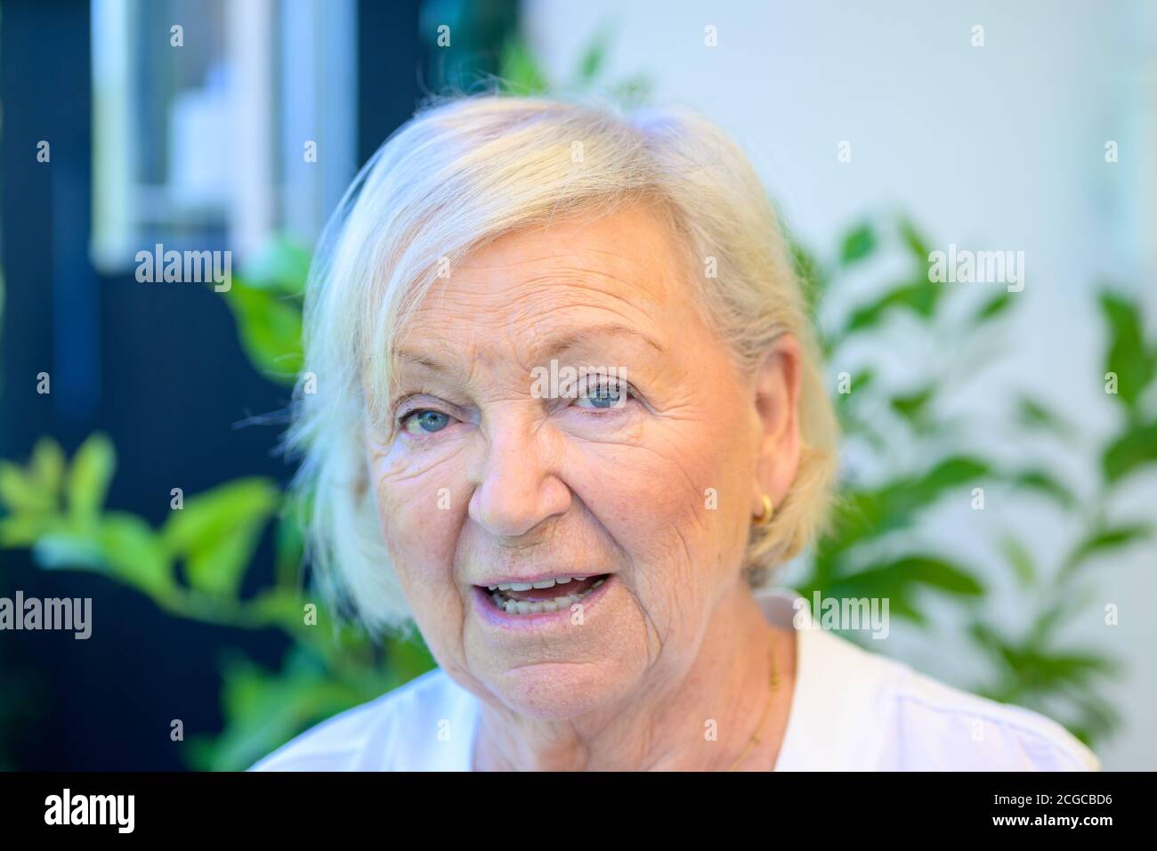 80 year old woman fotografías e imágenes de alta resolución Alamy