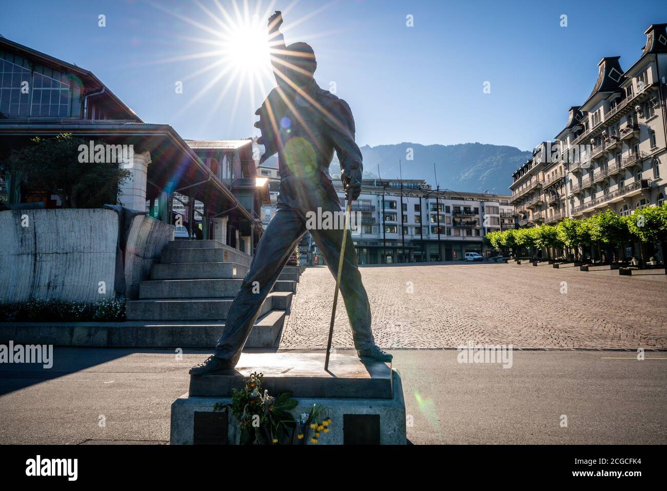 Montreux Suiza , 5 de julio de 2020 : Freddie Mercury ex-Queen grupo de música líder estatua de bronce de la artista Irena y el sol bengalas en la ciudad de Montreux SWI Foto de stock