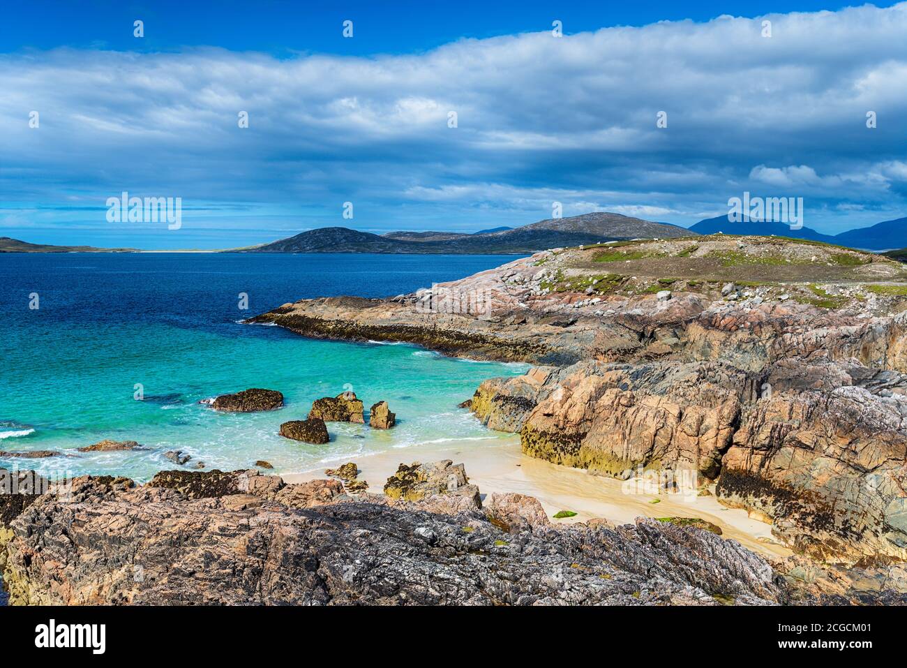 Costa escarpada y calas secretas de arena en Traigh Seilebost on La Isla de Harris en las islas occidentales de Escocia Foto de stock