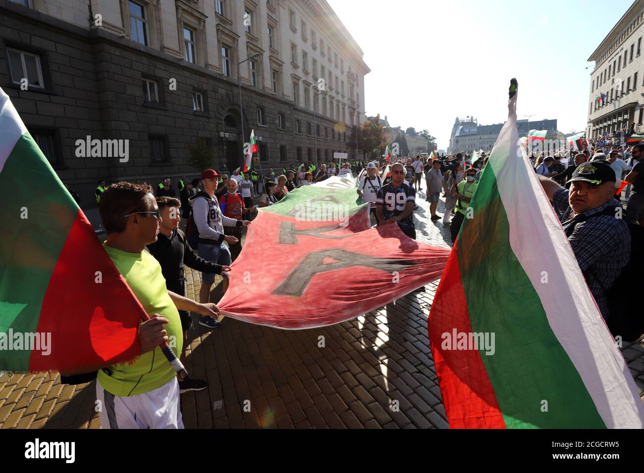 10 de septiembre, Sofía, Bulgaria: 64º día de protestas contra la mafia, el gobierno y el fiscal general Ivan Geshev. La gente desenrolla la fl búlgara Foto de stock