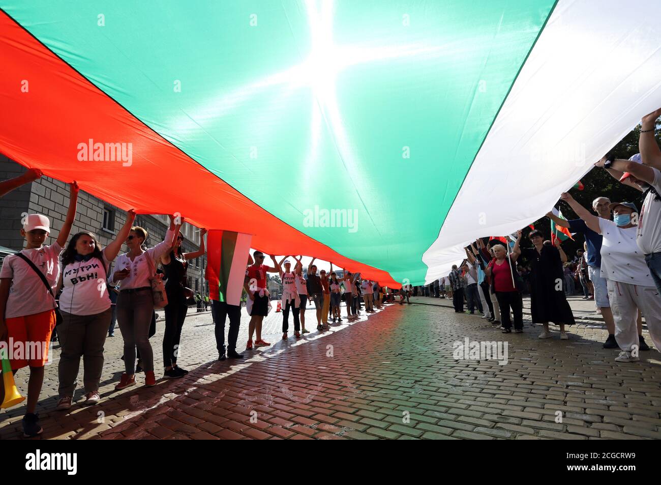 10 de septiembre, Sofía, Bulgaria: 64º día de protestas contra la mafia, el gobierno y el fiscal general Ivan Geshev. La gente desenrolla la fl búlgara Foto de stock