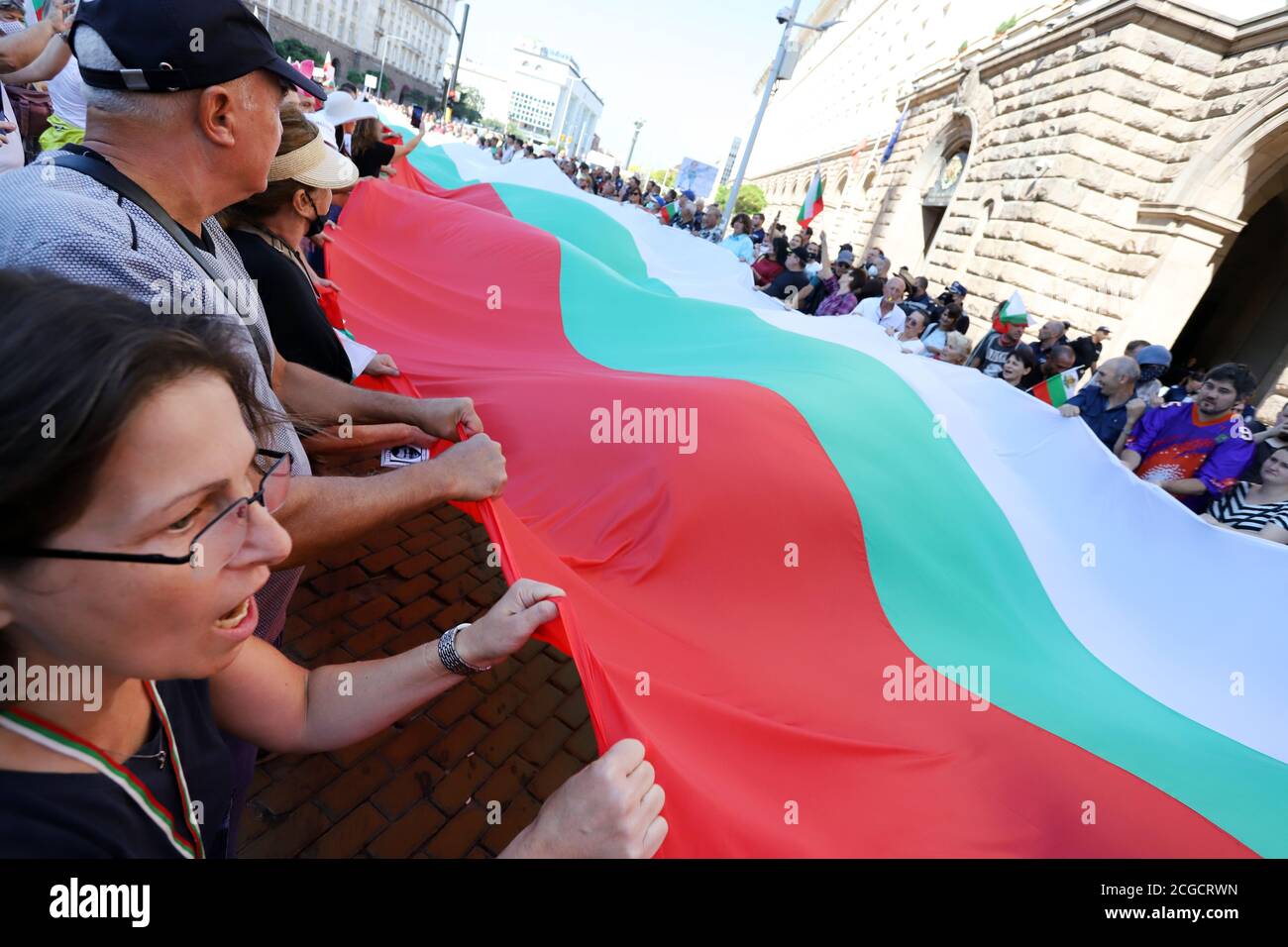10 de septiembre, Sofía, Bulgaria: 64º día de protestas contra la mafia, el gobierno y el fiscal general Ivan Geshev. La gente desenrolla la fl búlgara Foto de stock