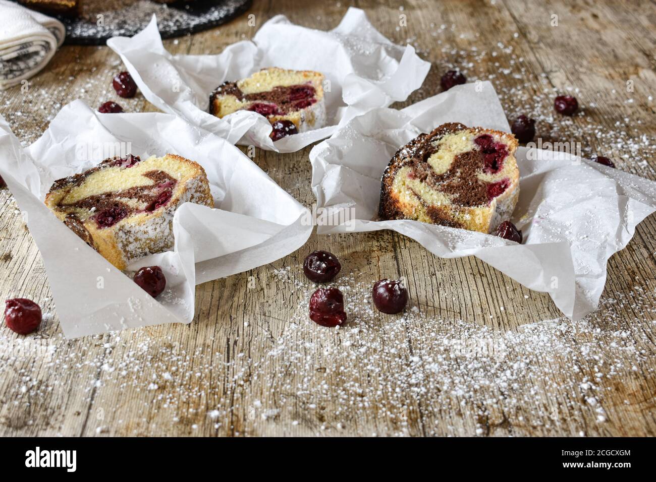rodajas de pastel de mármol fresco y delicioso en papel para hornear - servido como comida callejera Foto de stock