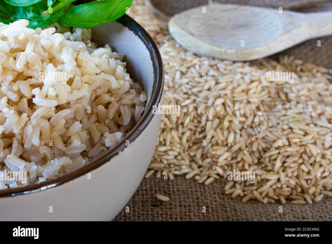 arroz basmati marrón cocido y sin cocer Fotografía de stock Alamy