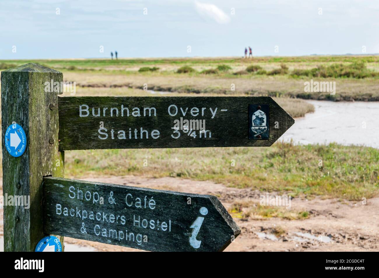 Señal a Burnham Overy Staitha y un albergue de mochileros y camping en el camino de la costa de Norfolk en Burnham Deepdale. Foto de stock