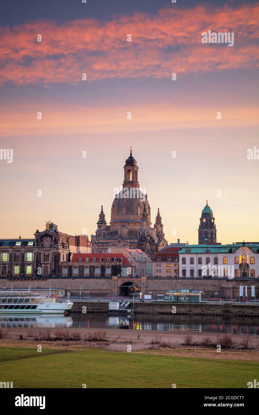 Dresde, Alemania. Paisaje urbano imagen del horizonte de Dresden, Alemania con la Catedral de Dresden durante la hermosa puesta de sol. Foto de stock