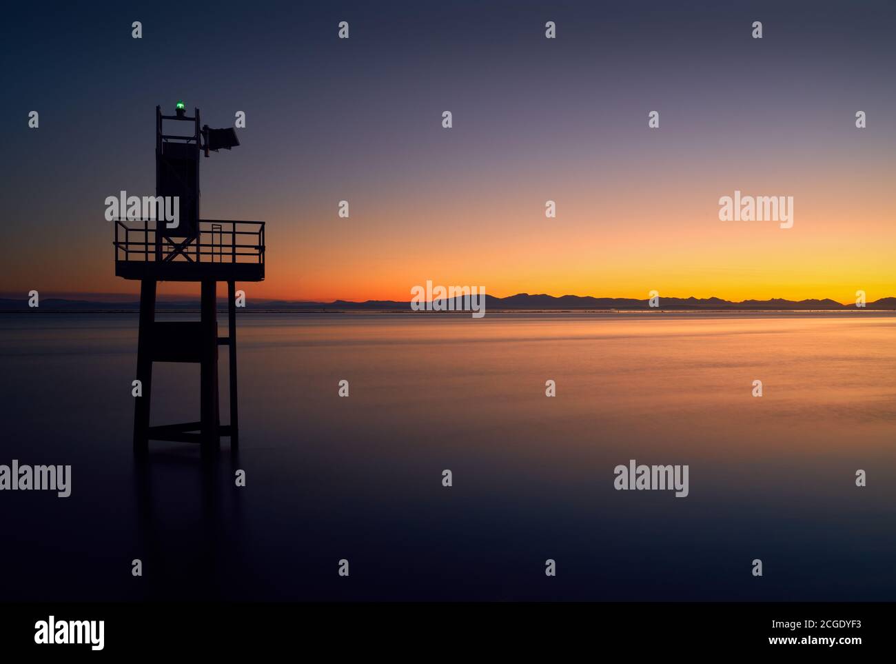 Garry Point Sunset Richmond BC. El estrecho de Georgia y el mar de Salish al atardecer mirando hacia la isla de Vancouver. Foto de stock