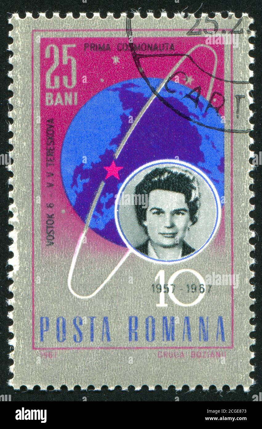 RUMANIA - ALREDEDOR de 1967: Sello impreso por Rumania, muestra Valentina Tereshkova y globo terráqueo con trayectoria de Vostok 6, alrededor de 1967 Foto de stock