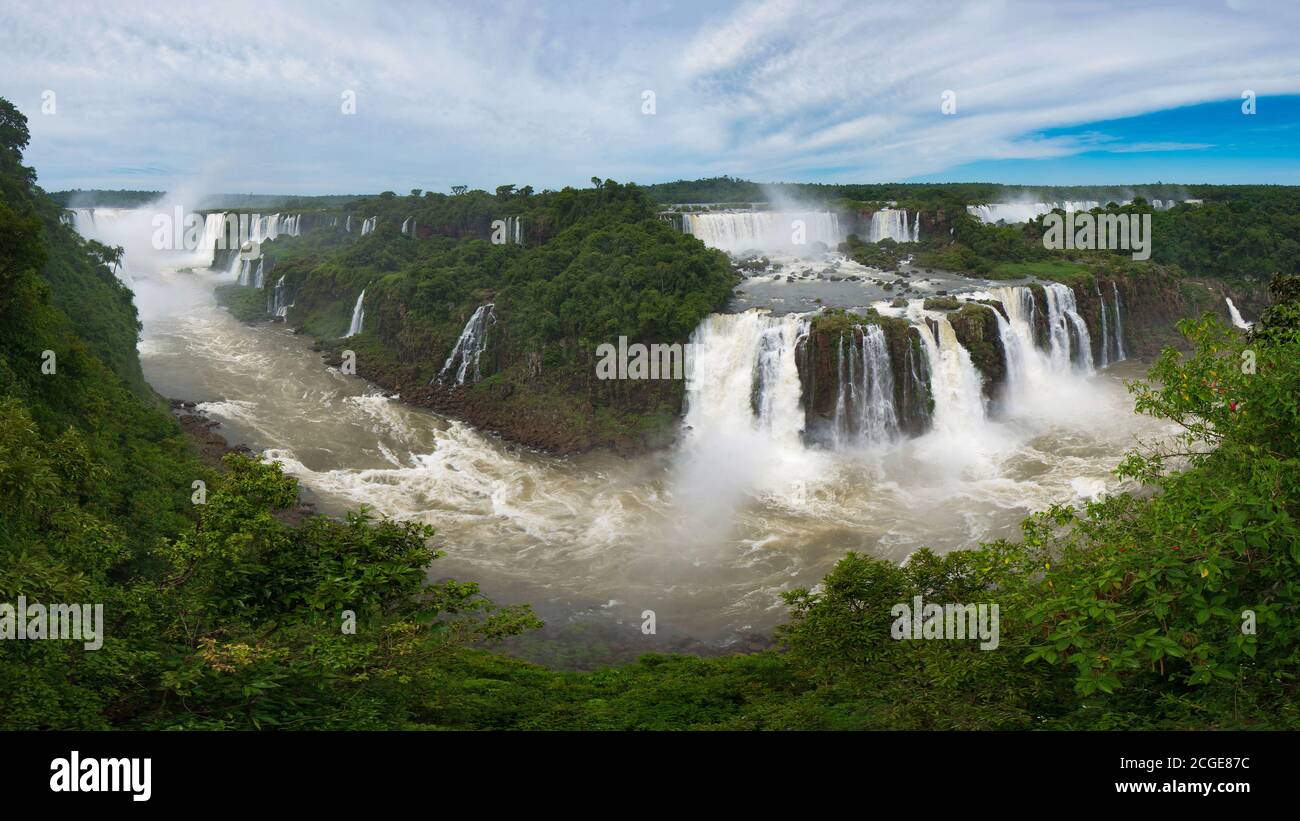 Vista aérea de las Cataratas del Iguazú, una de las nuevas 7 Maravillas de la naturaleza, en Brasil y Argentina Foto de stock