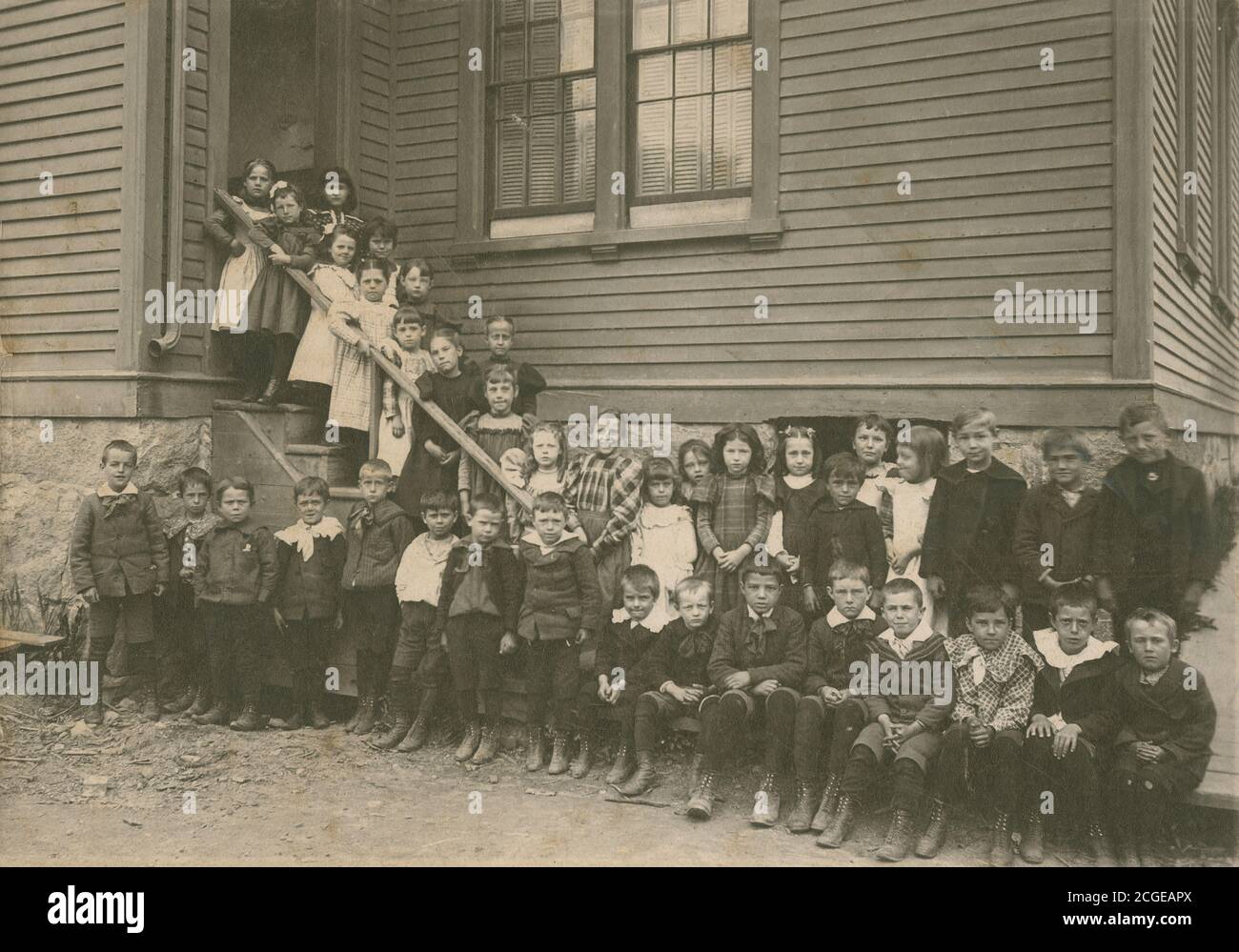 Fotografía antigua c1890, grupo grande de niños de escuela primaria en Bath, Maine, EE.UU. FUENTE: FOTOGRAFÍA ORIGINAL Foto de stock