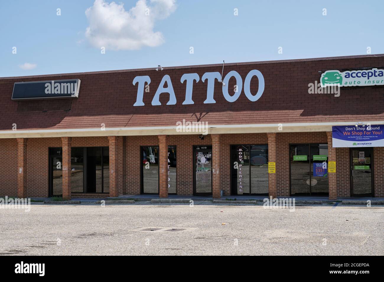 Exterior de la tienda de tatuajes fotografías e imágenes de alta resolución - Alamy