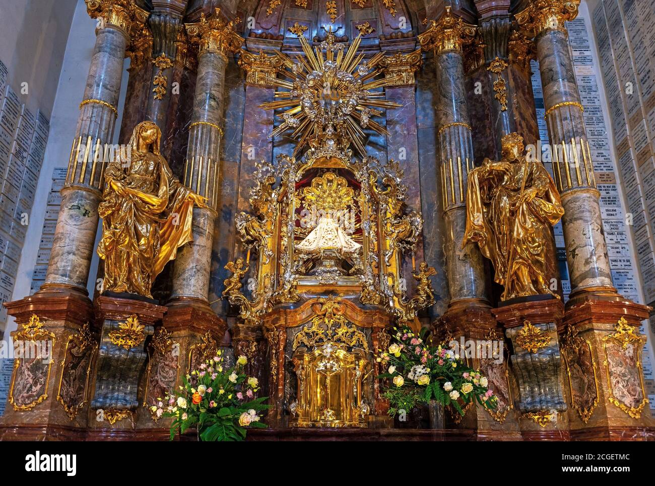 Iglesia de nuestra Señora victoriosa con el Santuario del Niño Jesús de Praga, la primera estación en el camino Apostólico en la República Checa, Praga. Foto de stock