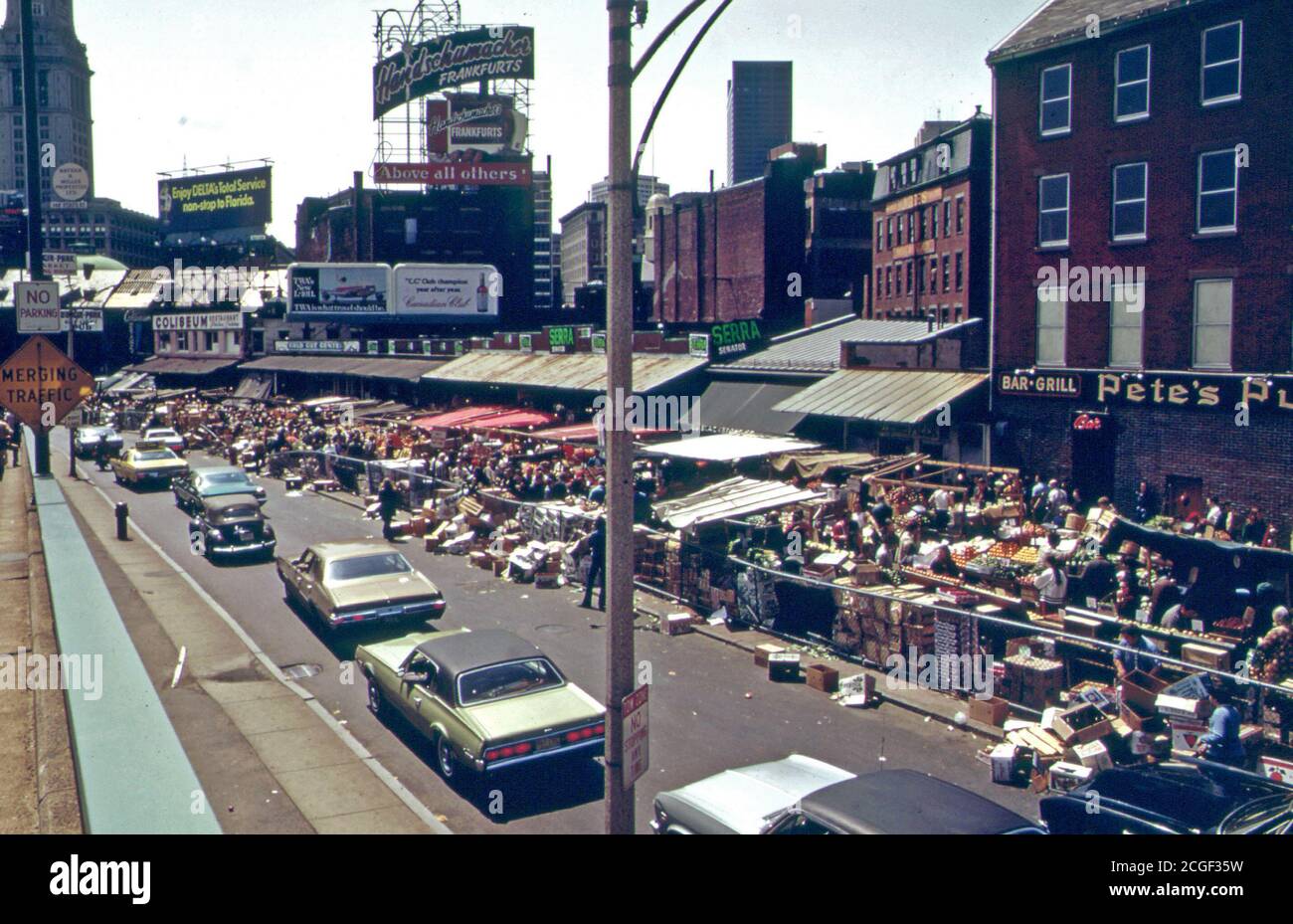 Mercado de comida al aire libre en el cuadrado de Haymarket. La protesta pública guarda la plaza de convertirse en parte de una autopista 05/1973 Foto de stock
