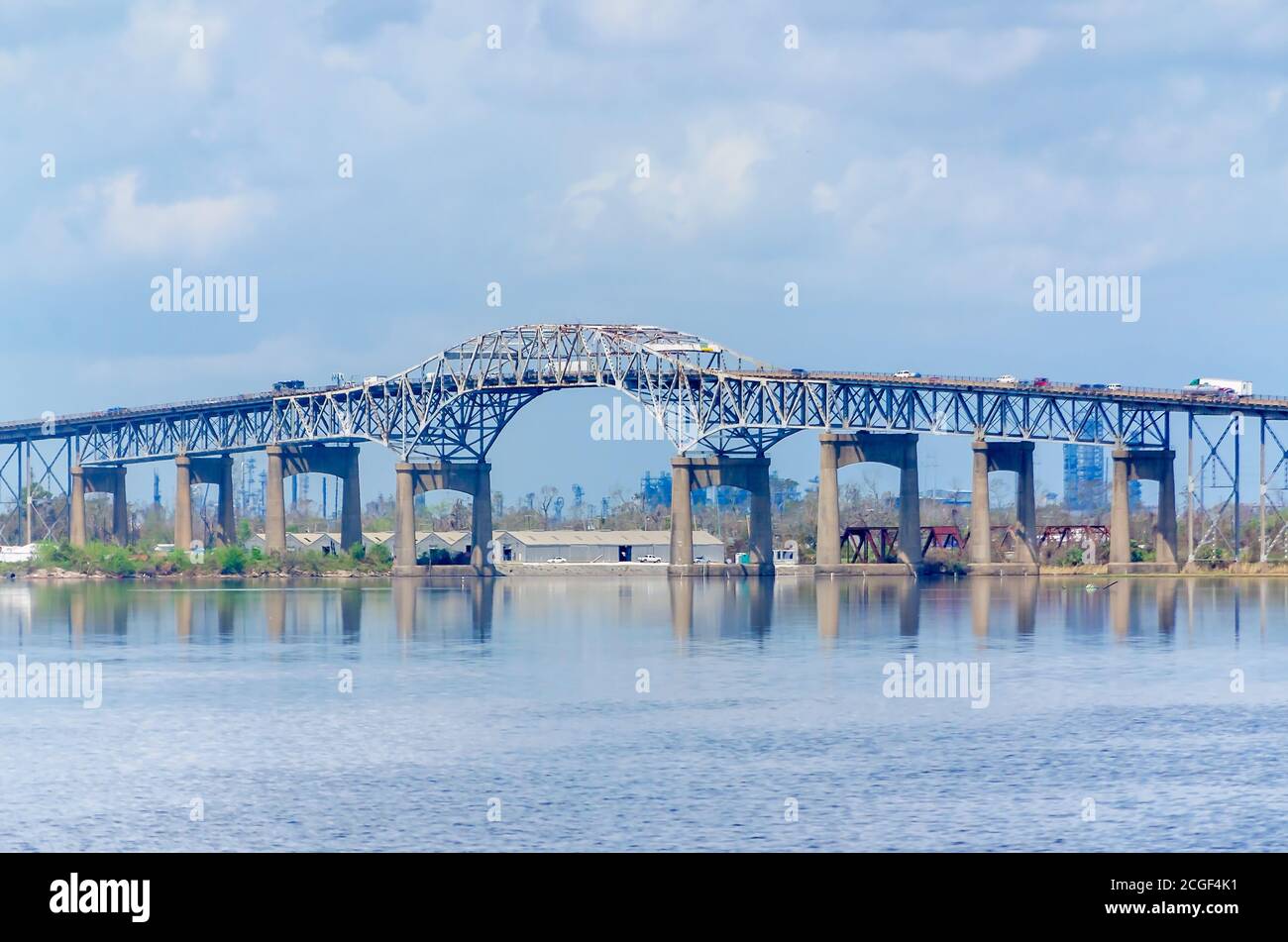 El tráfico pasa por el puente del río Calcasieu, oficialmente llamado el puente de la Segunda Guerra Mundial Memorial de Luisiana, 9 de septiembre de 2020, en Lake Charles, Louisiana. Foto de stock