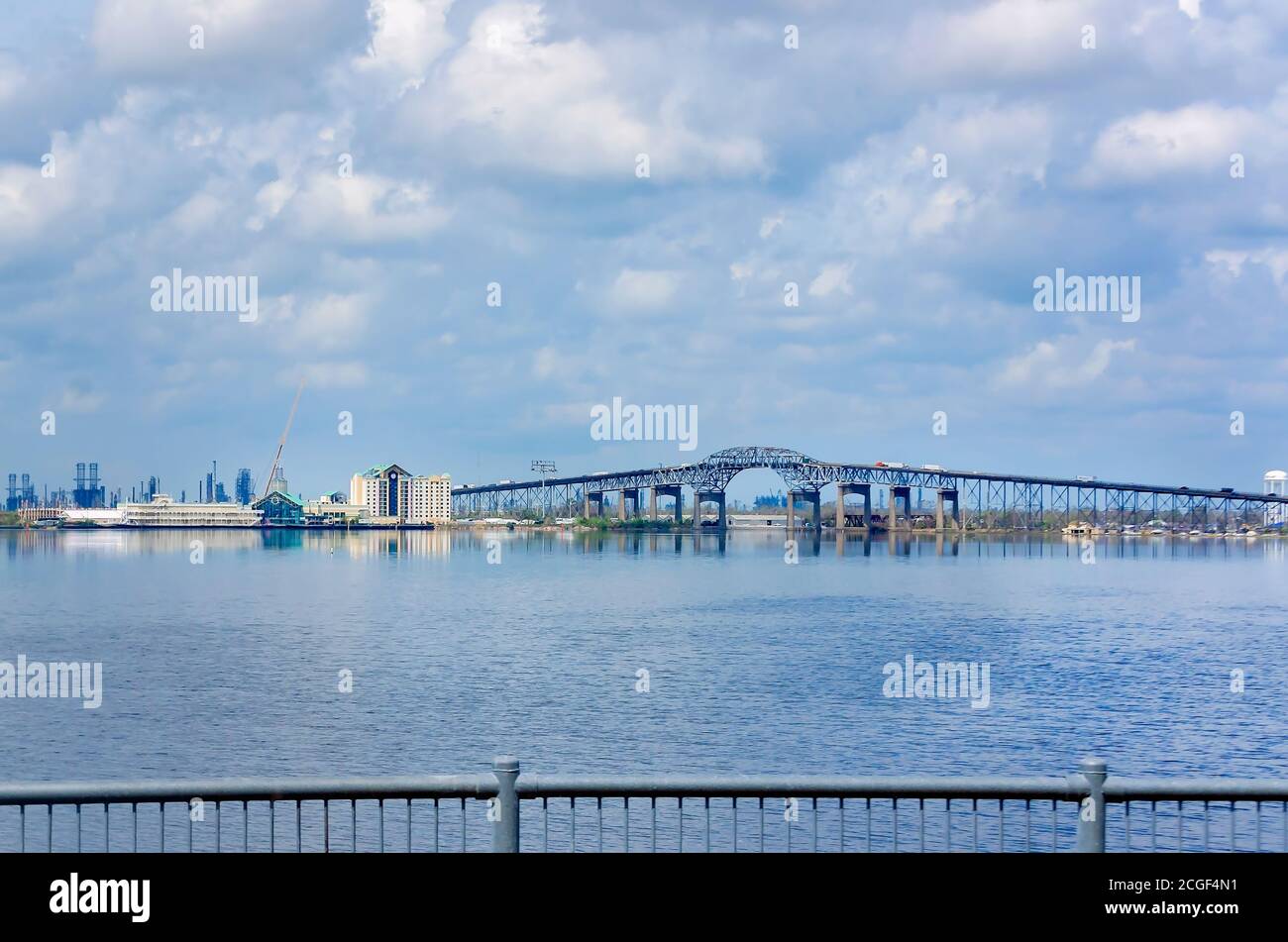 El tráfico pasa por el puente del río Calcasieu, oficialmente llamado el puente de la Segunda Guerra Mundial Memorial de Luisiana, 9 de septiembre de 2020, en Lake Charles, Louisiana. Foto de stock