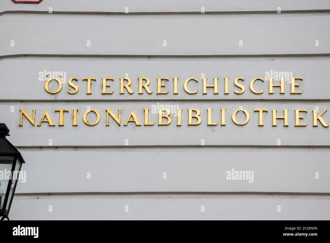 Señal cerca de la entrada de la Biblioteca Nacional de Austria (en alemán: Österreichische Nationalbibliothek), Viena, Austria. Foto de stock