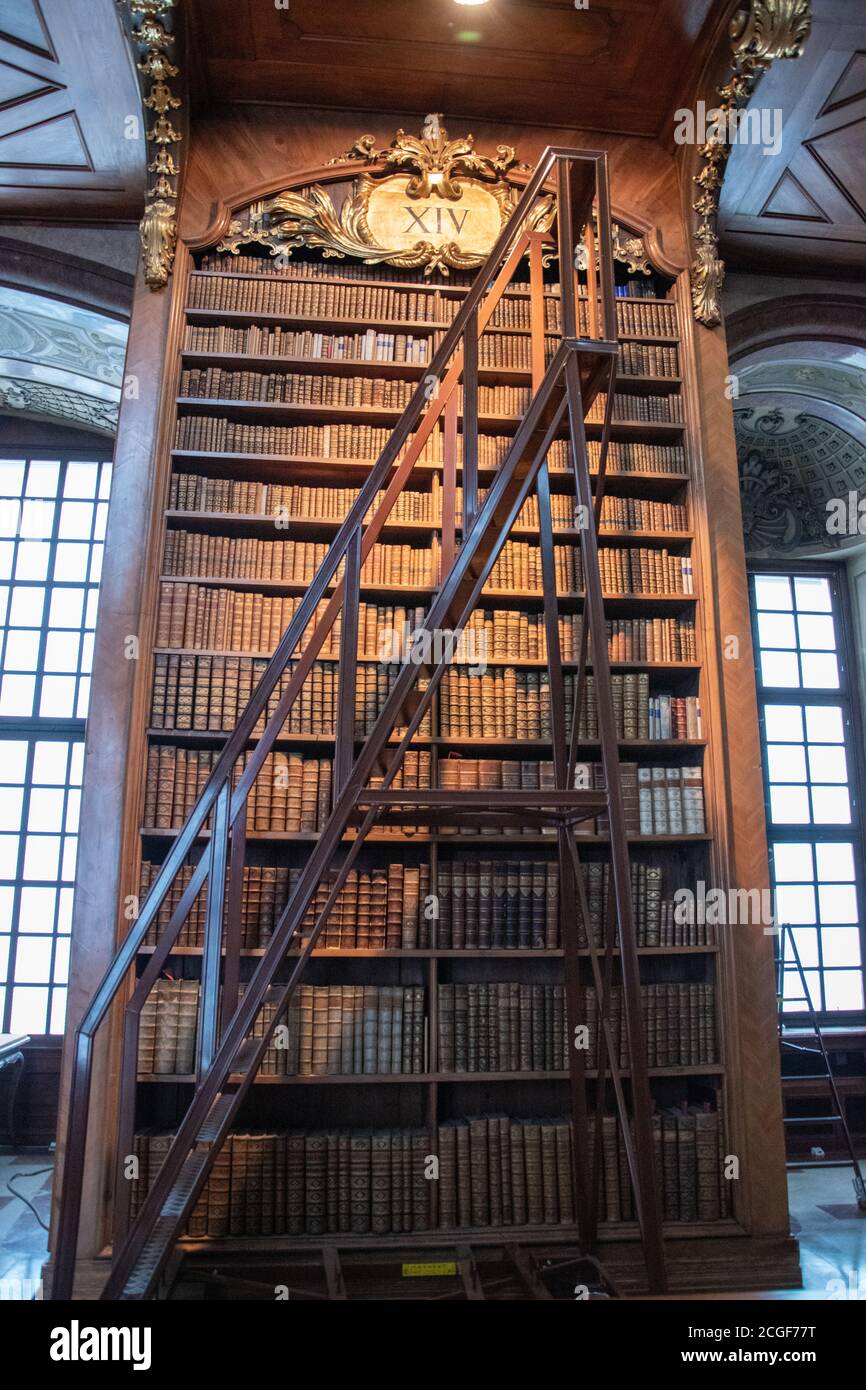 Escalera en las pilas de libros de la Biblioteca Nacional de Austria (en alemán: Österreichische Nationalbibliothek), Viena, Austria. Foto de stock